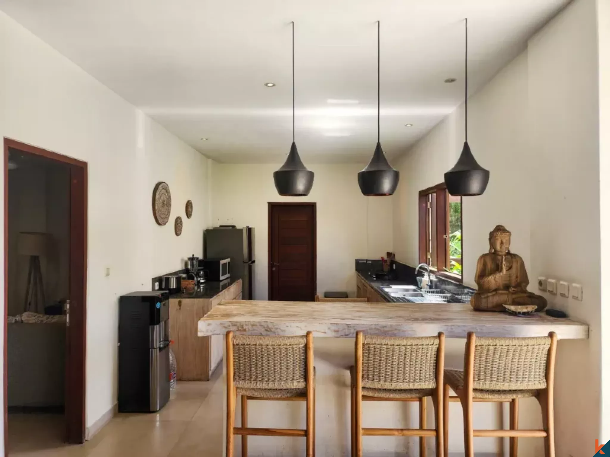 Properti Sewa Modern Bergaya Tropis dengan Empat Kamar Tidur di Tiying Tutul