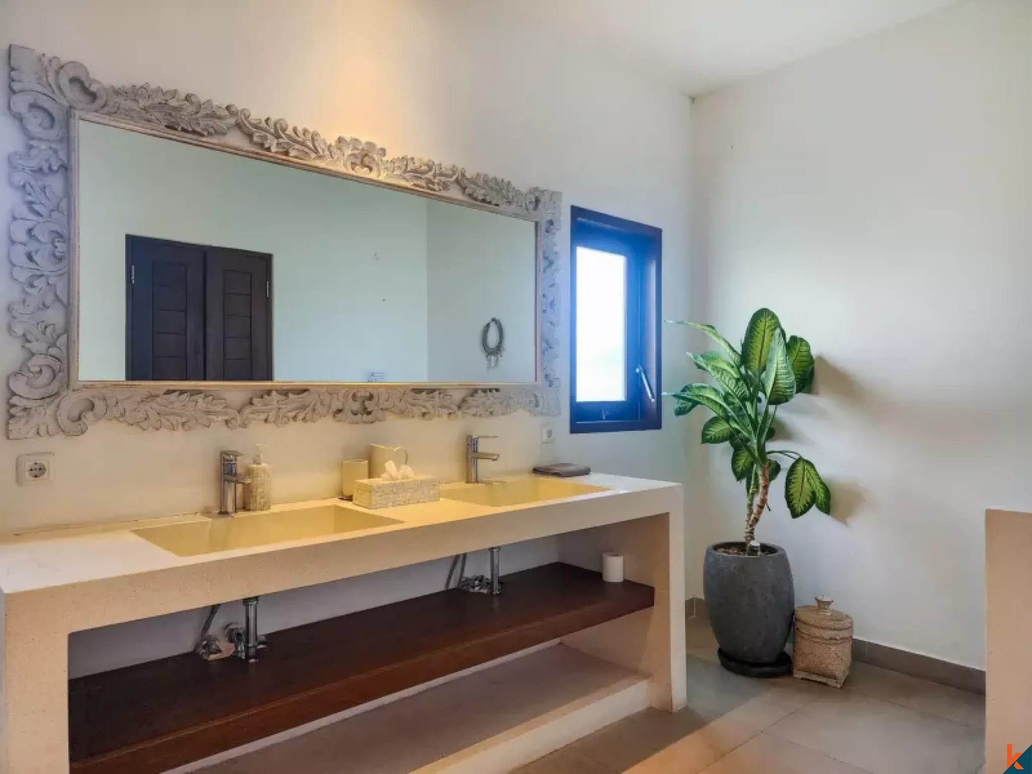 Properti Sewa Modern Bergaya Tropis dengan Empat Kamar Tidur di Tiying Tutul