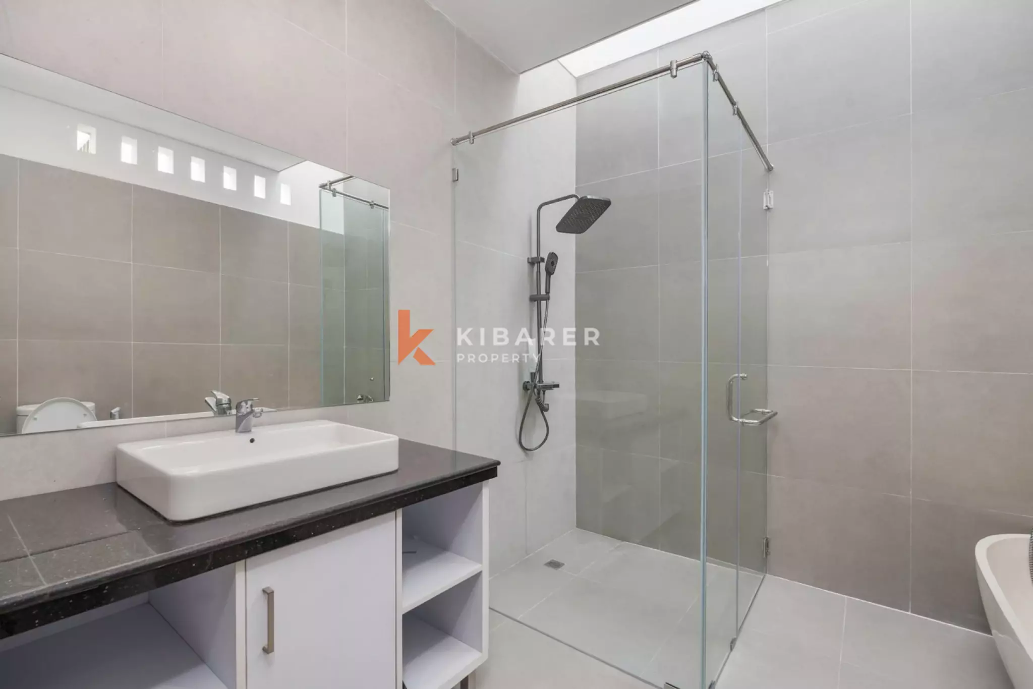 Villa Semi Furnished Tiga Kamar Tidur di Lokasi Strategis Legian–Seminyak