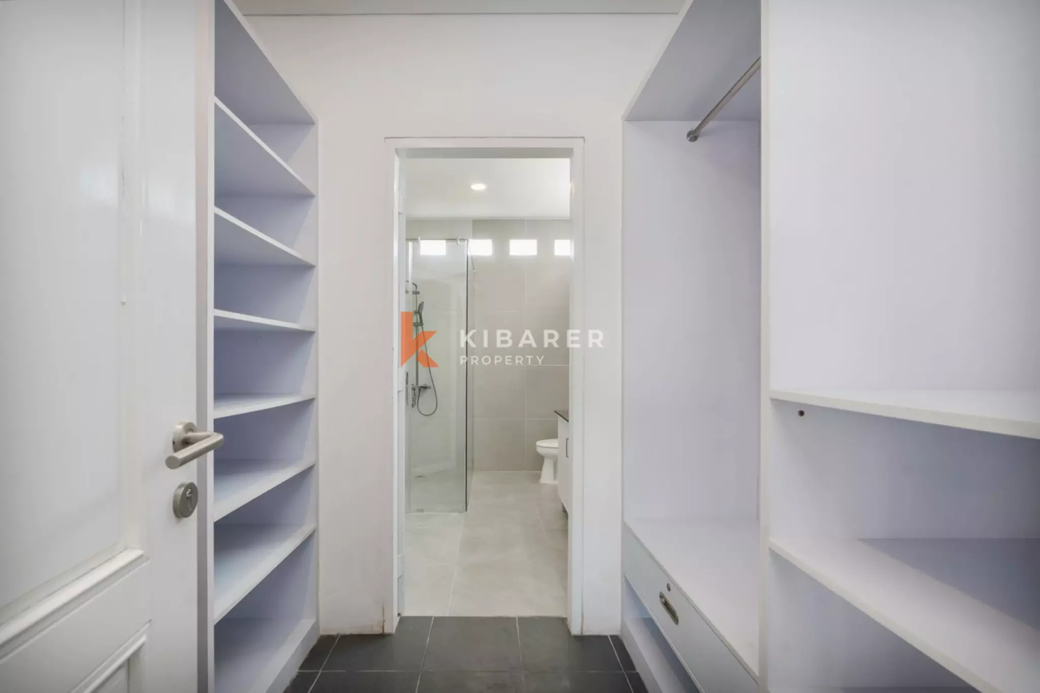 Villa Semi Furnished Tiga Kamar Tidur di Lokasi Strategis Legian–Seminyak