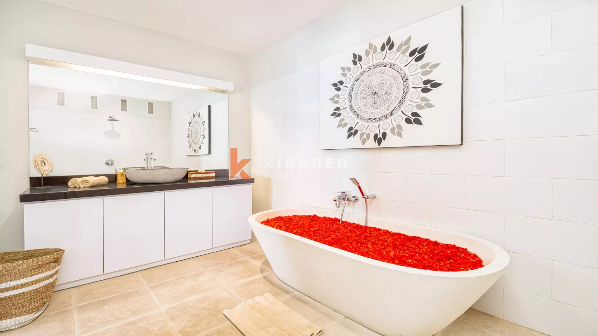 Vila Kolam Renang Tiga Kamar Tidur Bergaya Tropis yang Cerah dengan Ruang Tamu Terbuka yang Luas di Seminyak