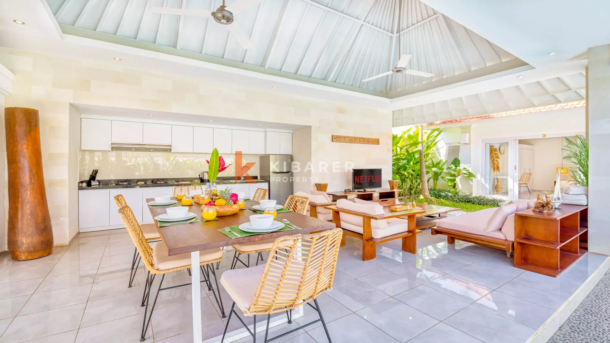 Vila Kolam Renang Tiga Kamar Tidur Bergaya Tropis yang Cerah dengan Ruang Tamu Terbuka yang Luas di Seminyak