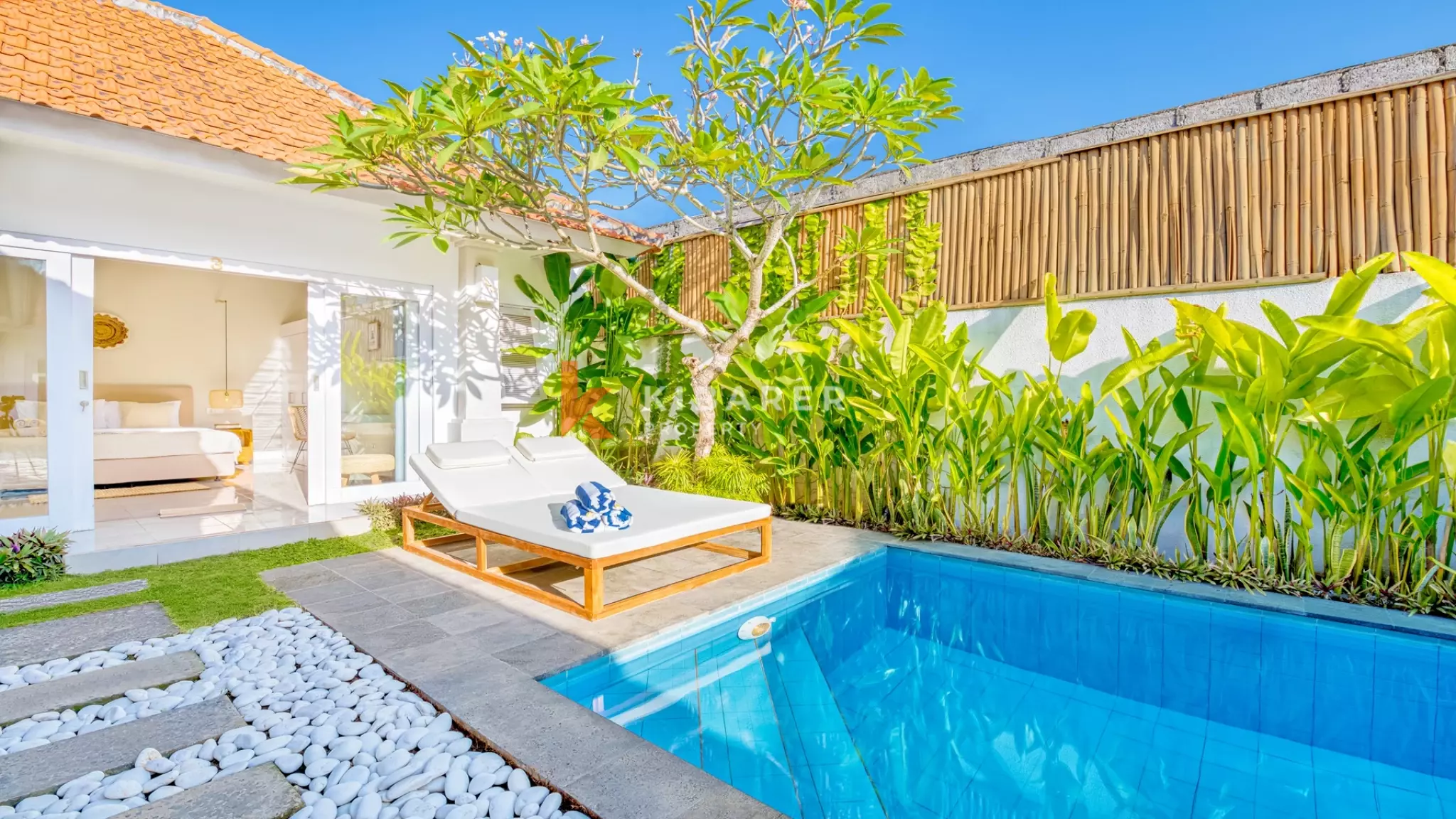 Vila Kolam Renang Tiga Kamar Tidur Bergaya Tropis yang Cerah dengan Ruang Tamu Terbuka yang Luas di Seminyak