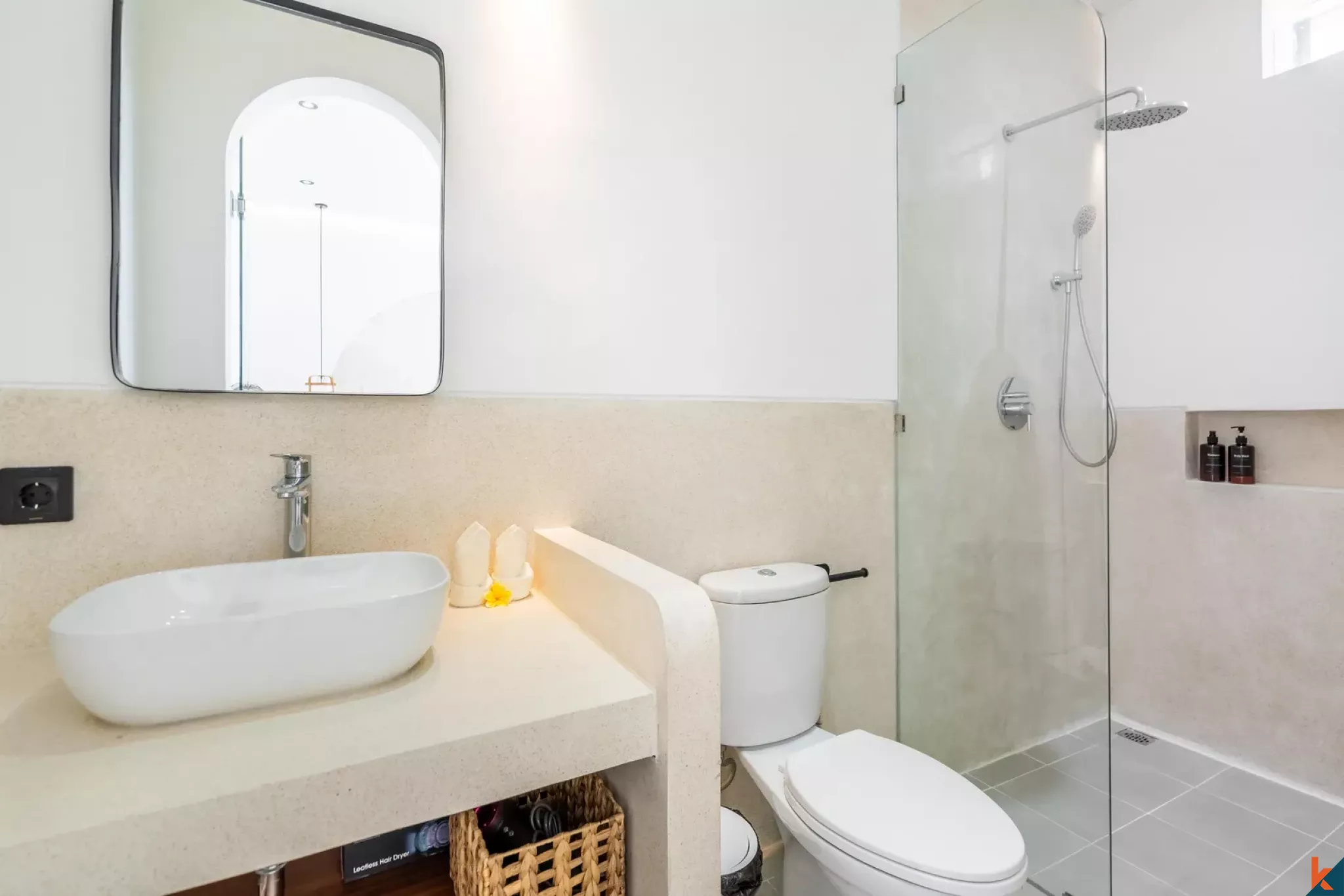 Élégante maison tropicale de quatre chambres à louer à Sanur