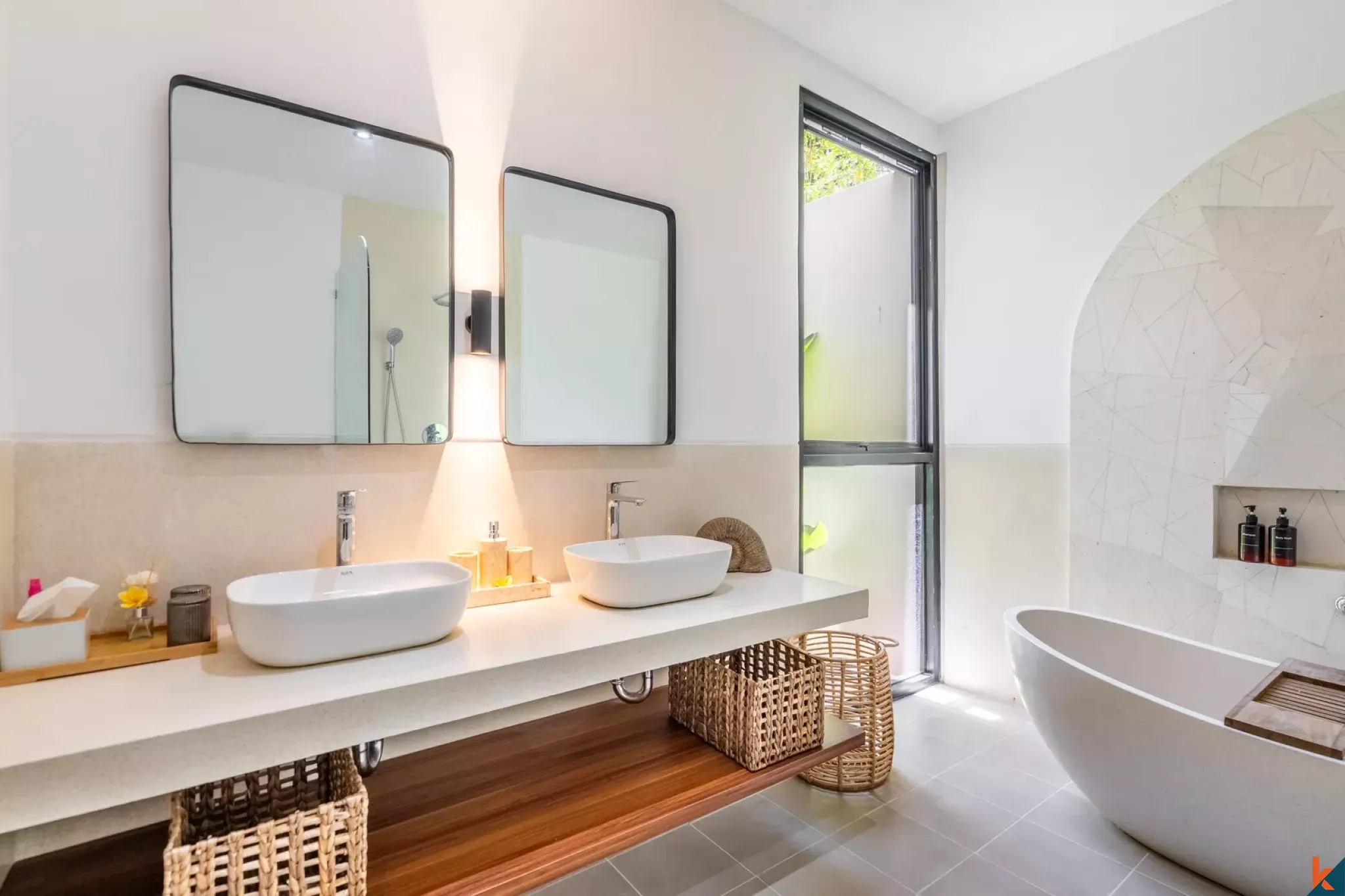 Élégante maison tropicale de quatre chambres à louer à Sanur