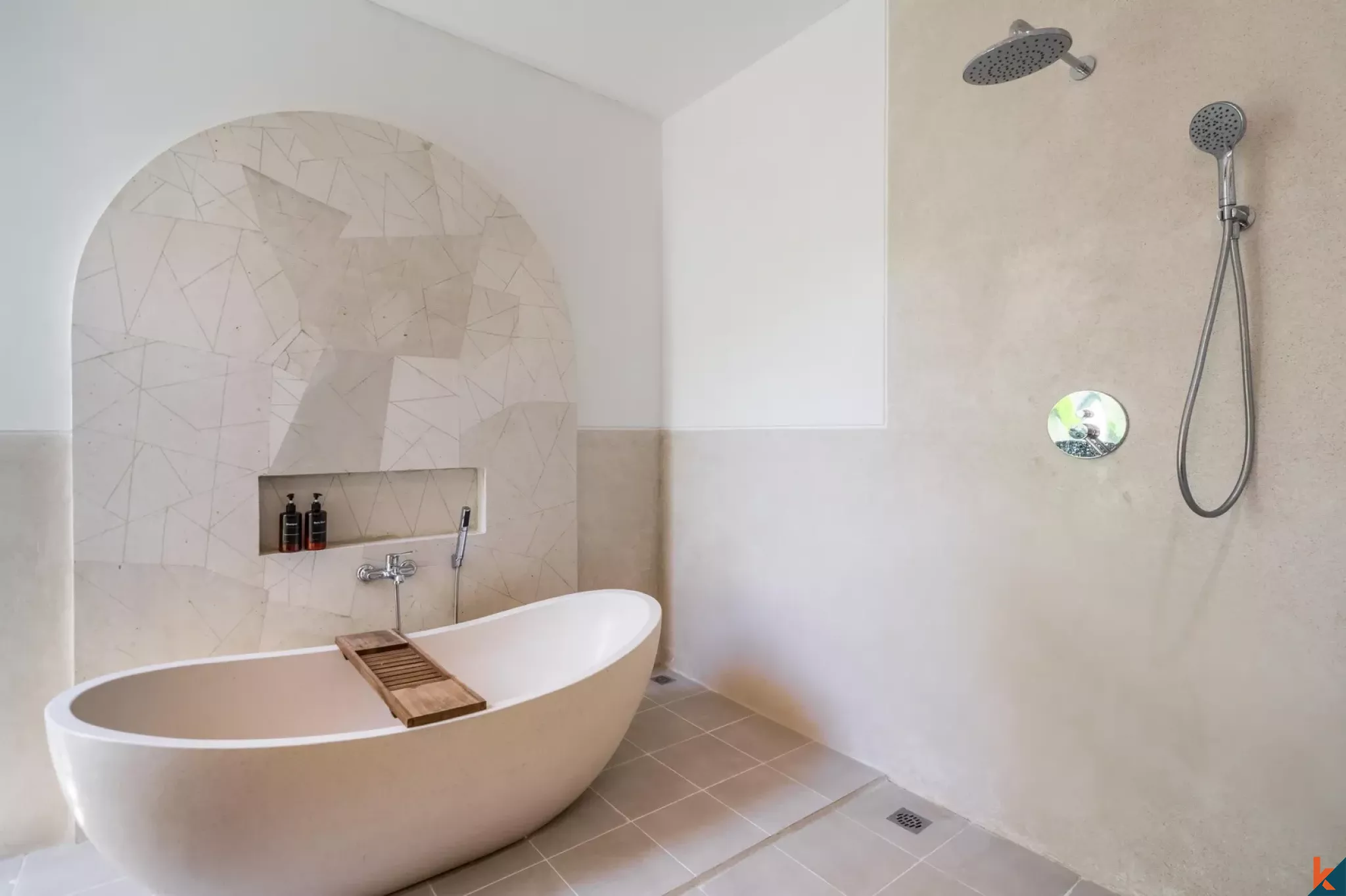 Élégante maison tropicale de quatre chambres à louer à Sanur