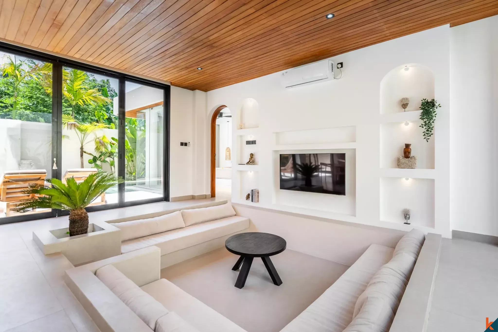 Élégante maison tropicale de quatre chambres à louer à Sanur