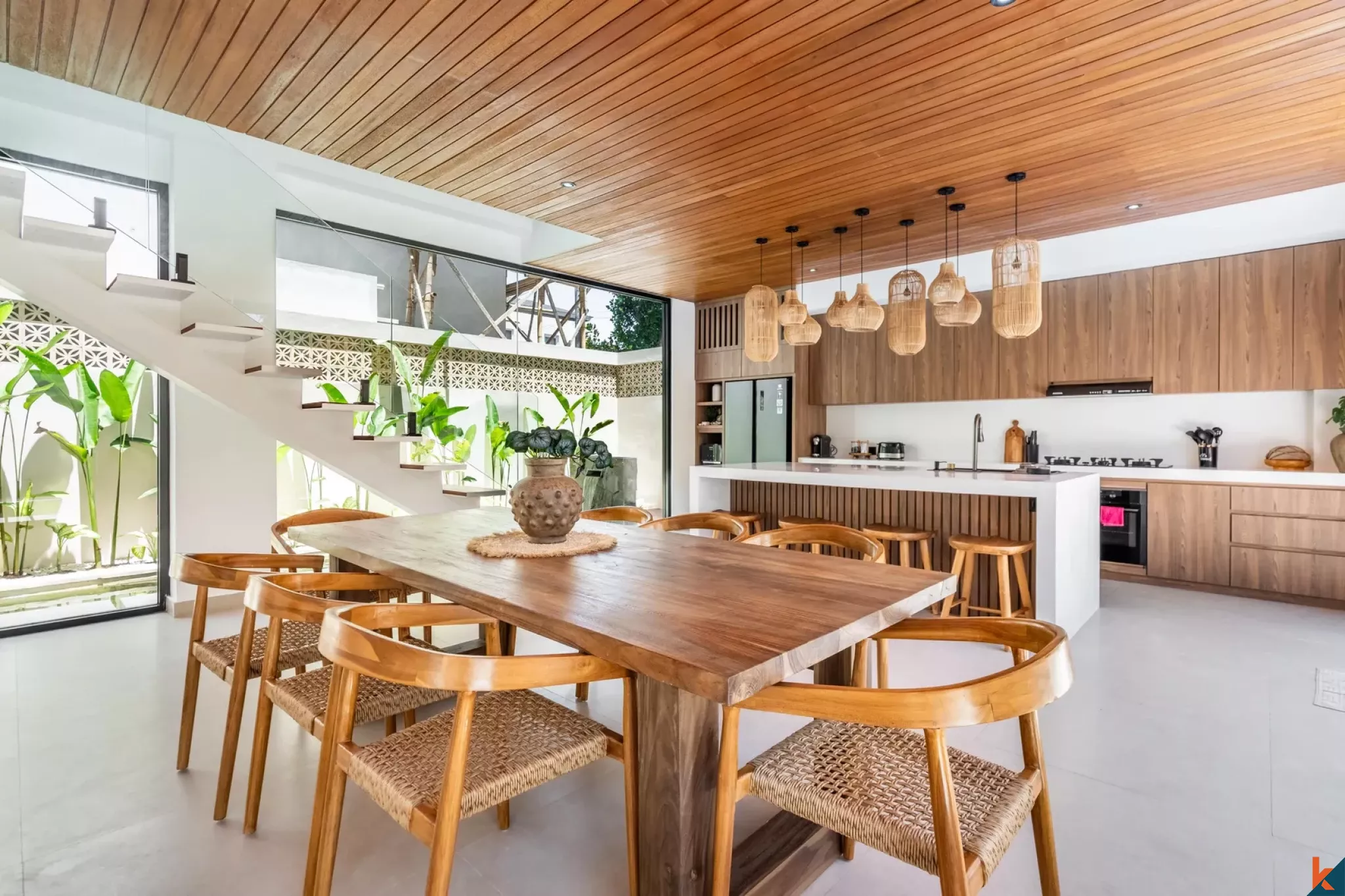 Élégante maison tropicale de quatre chambres à louer à Sanur