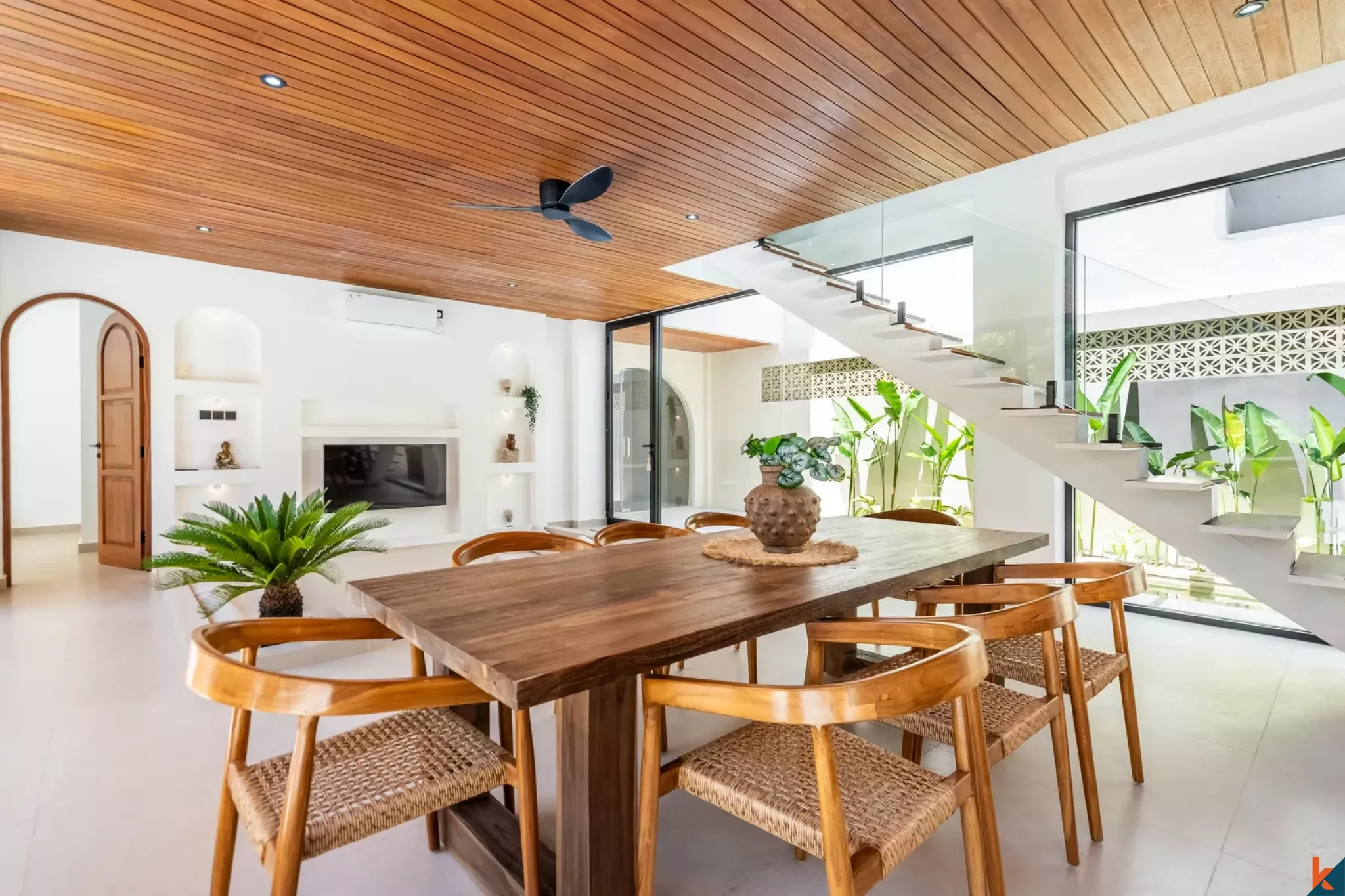 Élégante maison tropicale de quatre chambres à louer à Sanur