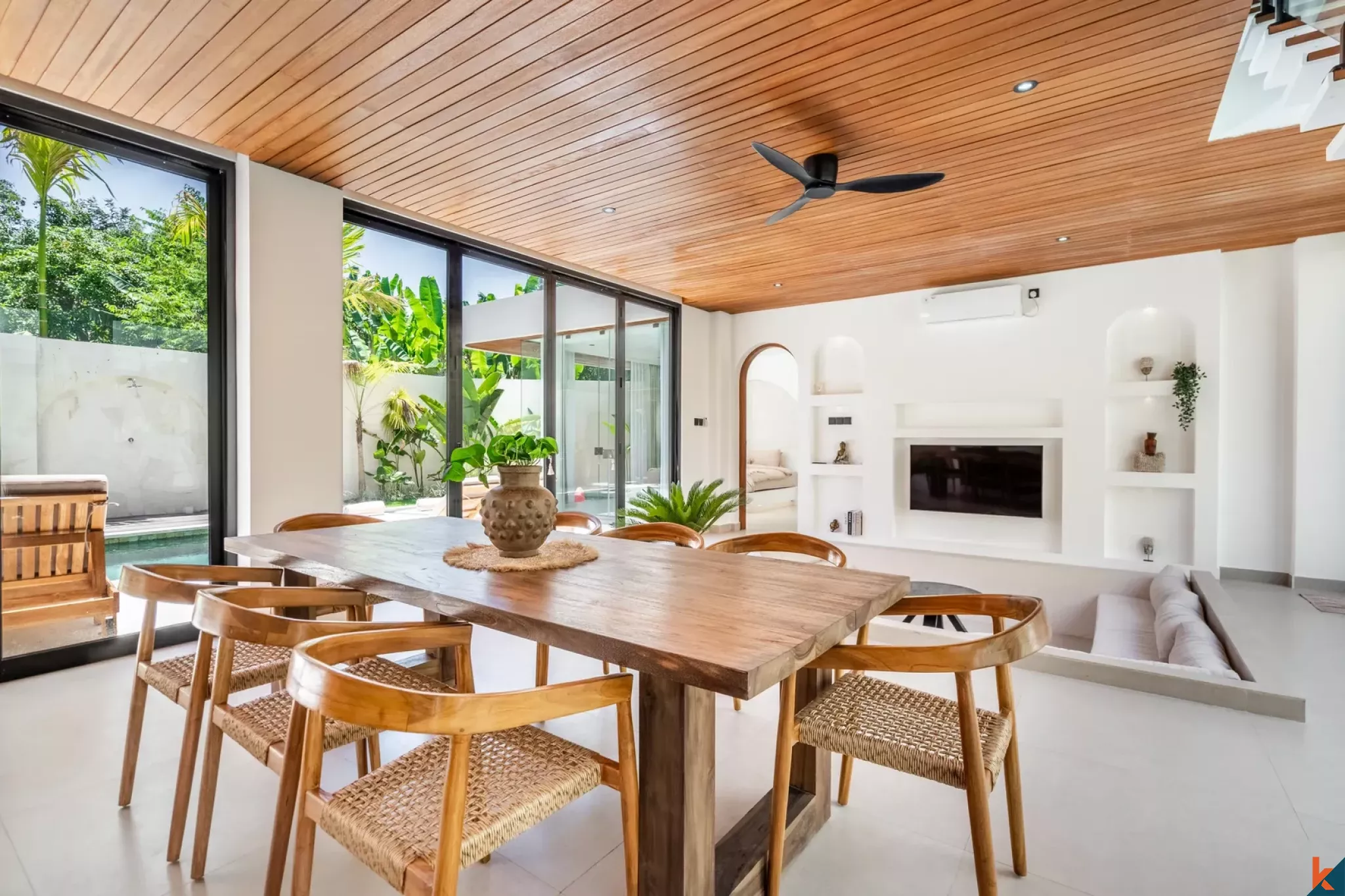 Élégante maison tropicale de quatre chambres à louer à Sanur