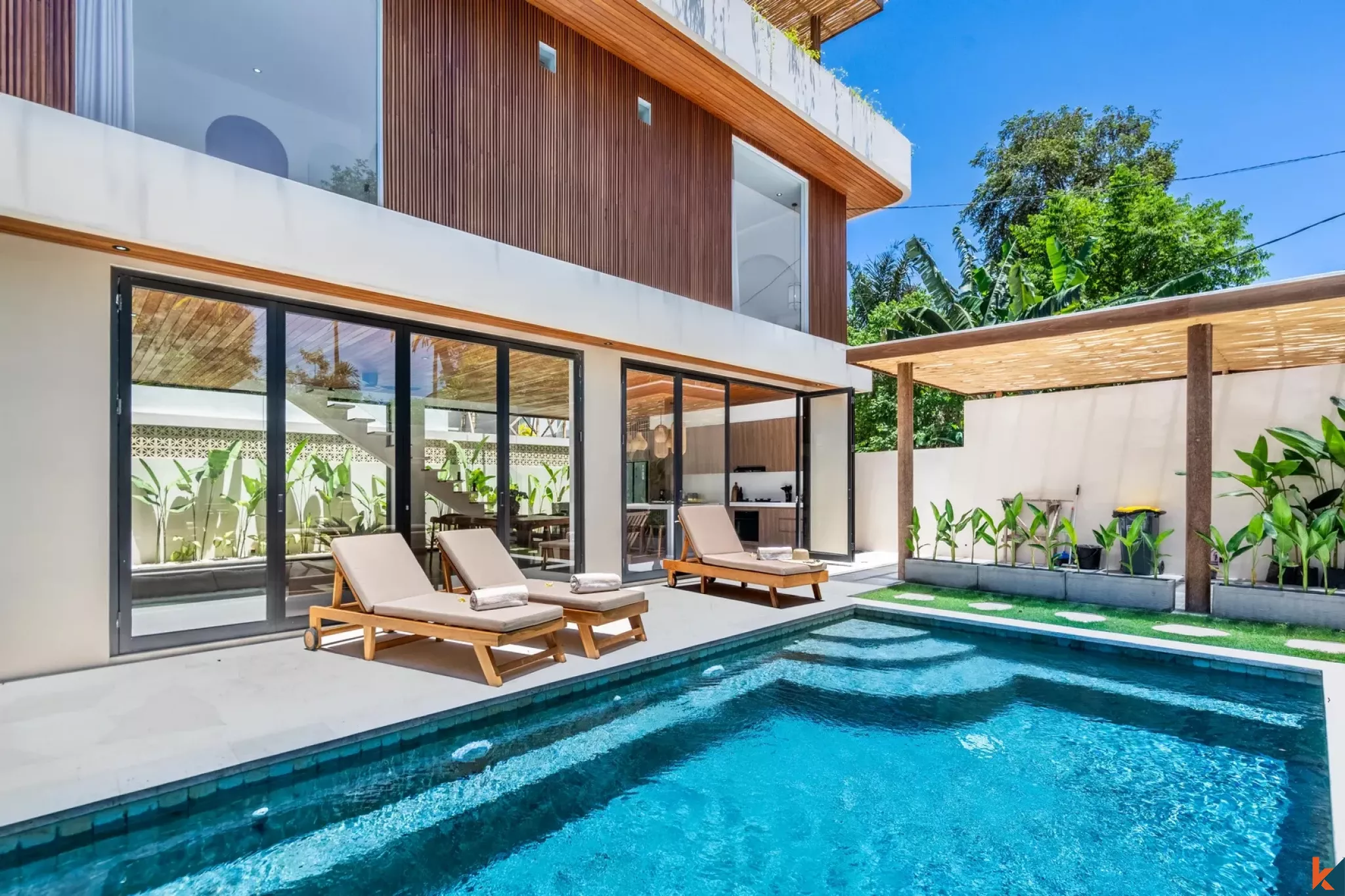 Élégante maison tropicale de quatre chambres à louer à Sanur