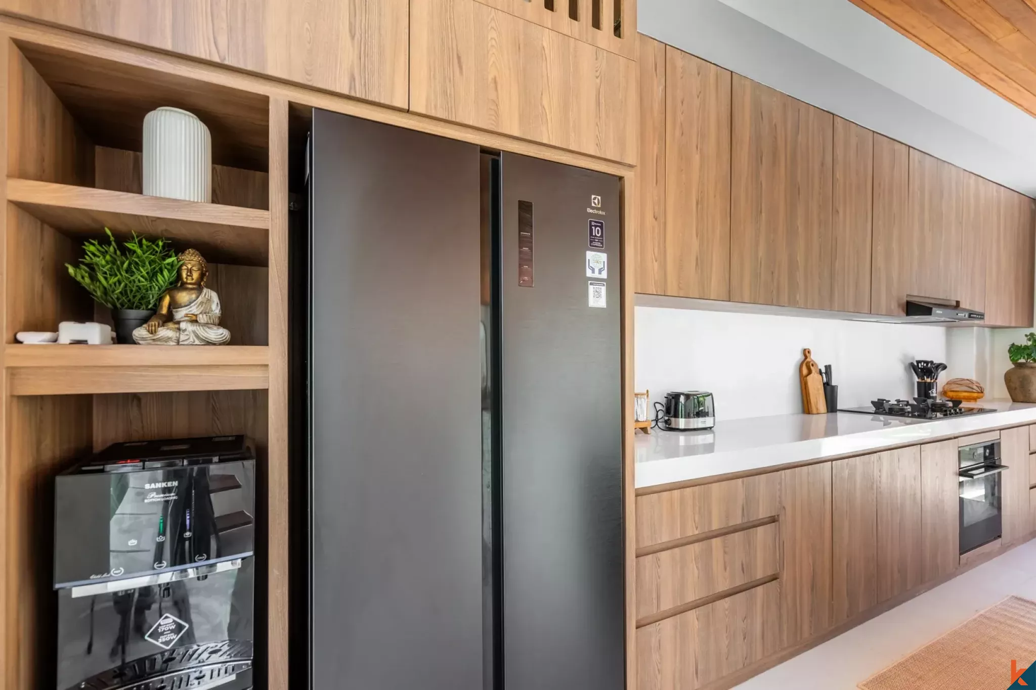 Élégante maison tropicale de quatre chambres à louer à Sanur