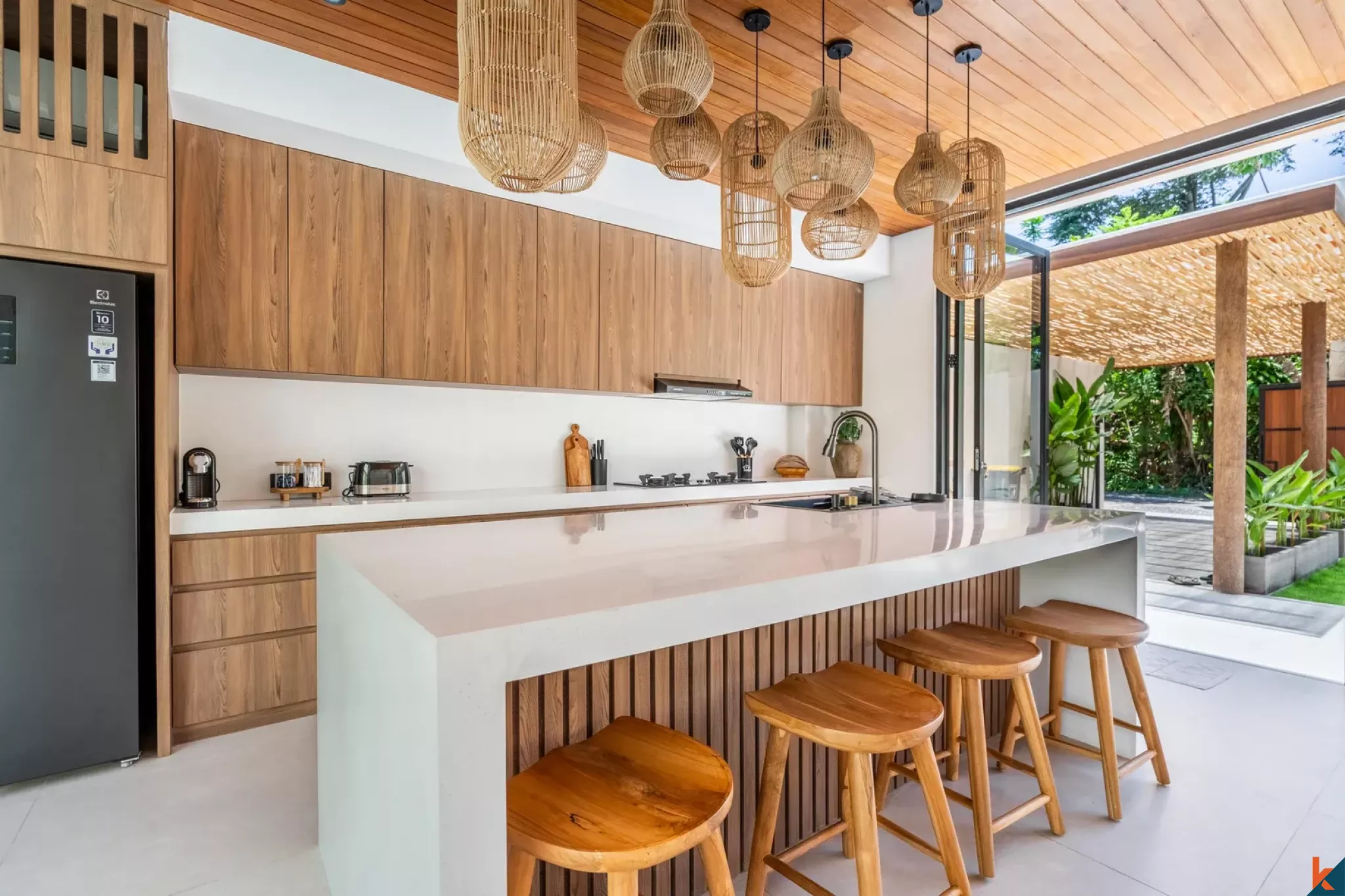 Élégante maison tropicale de quatre chambres à louer à Sanur