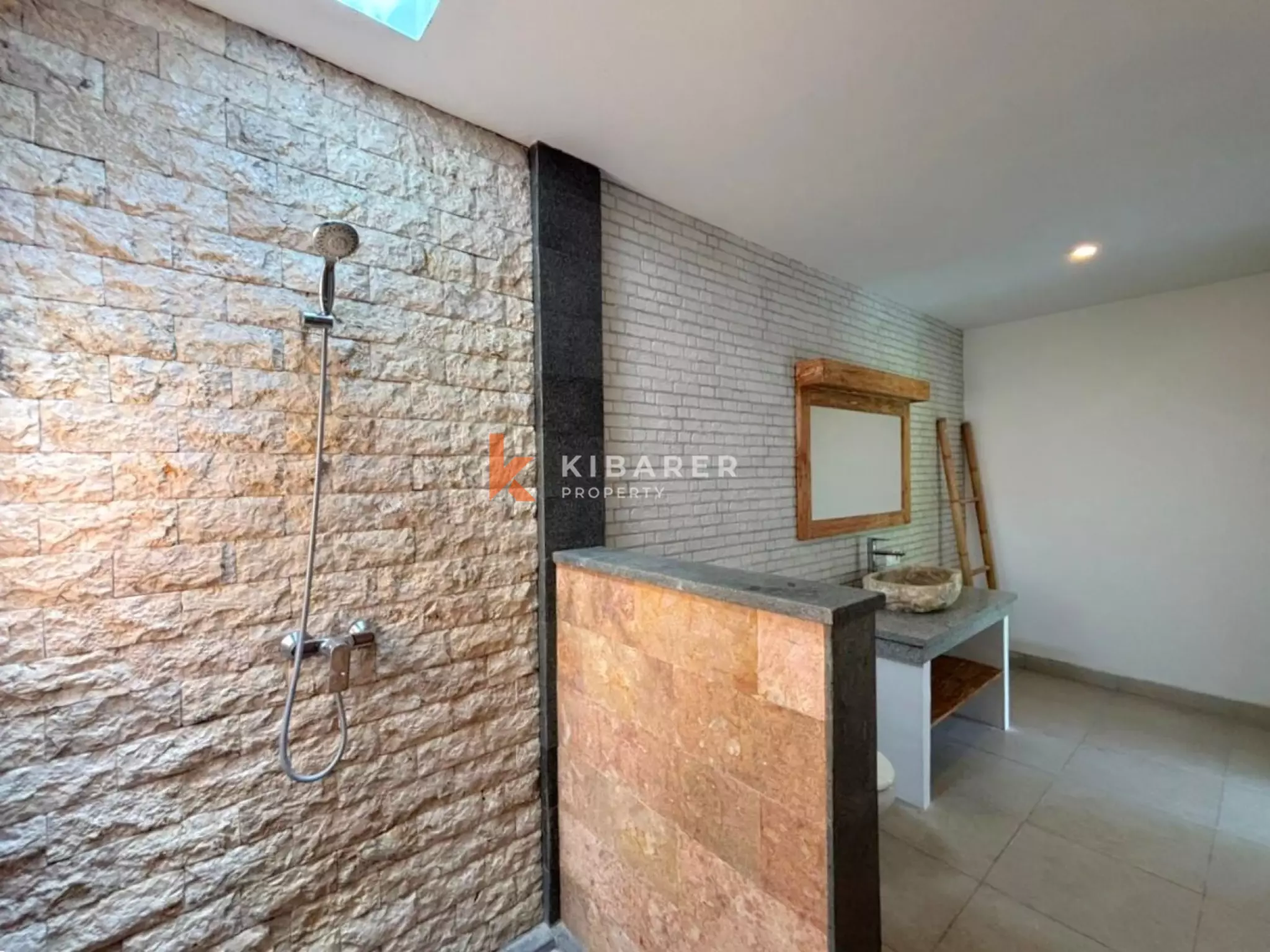 Villa Taman Tiga Kamar Tidur yang Tenang dengan Ruang Tamu Semi Furnished di Canggu