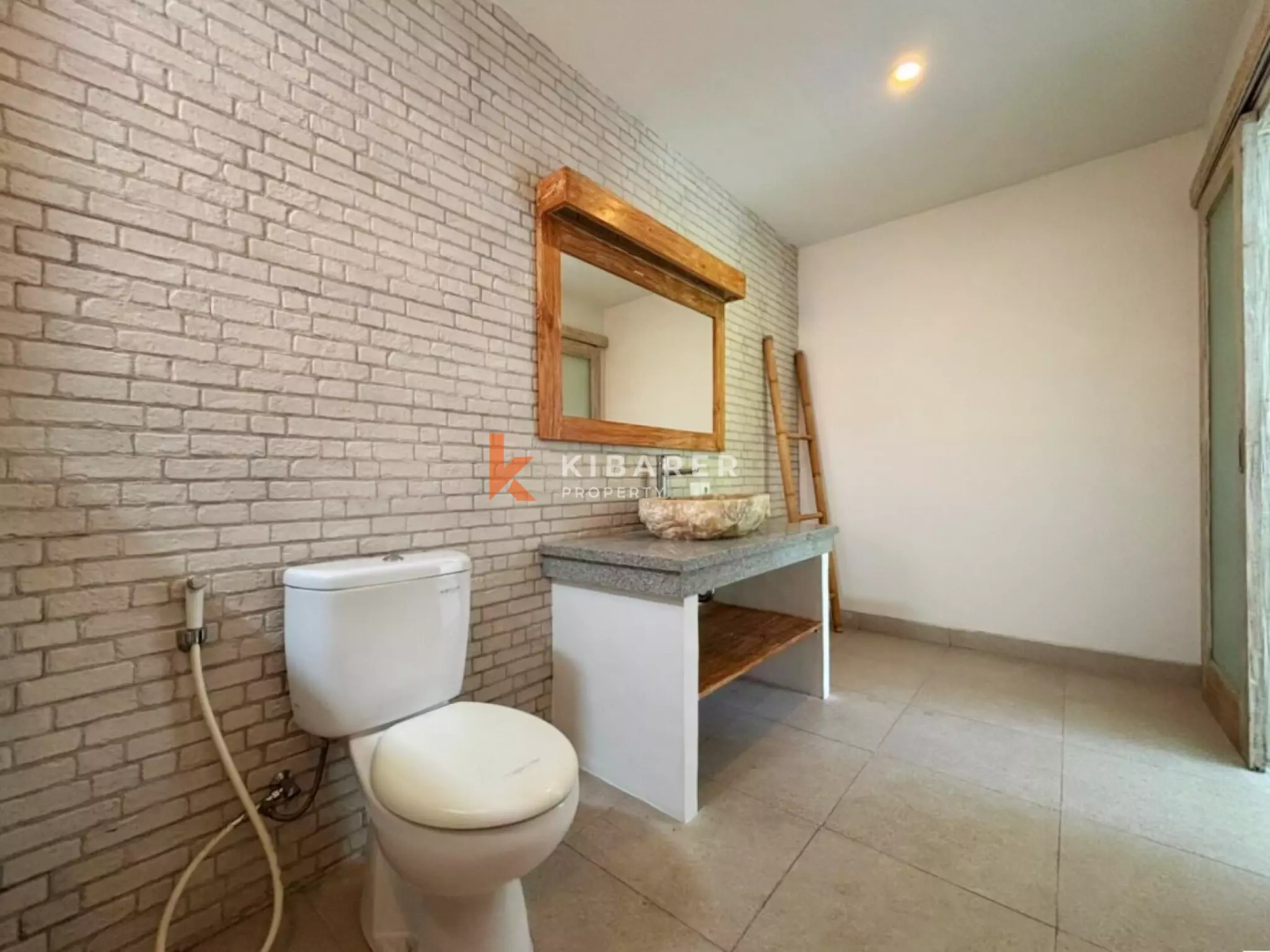 Villa Taman Tiga Kamar Tidur yang Tenang dengan Ruang Tamu Semi Furnished di Canggu