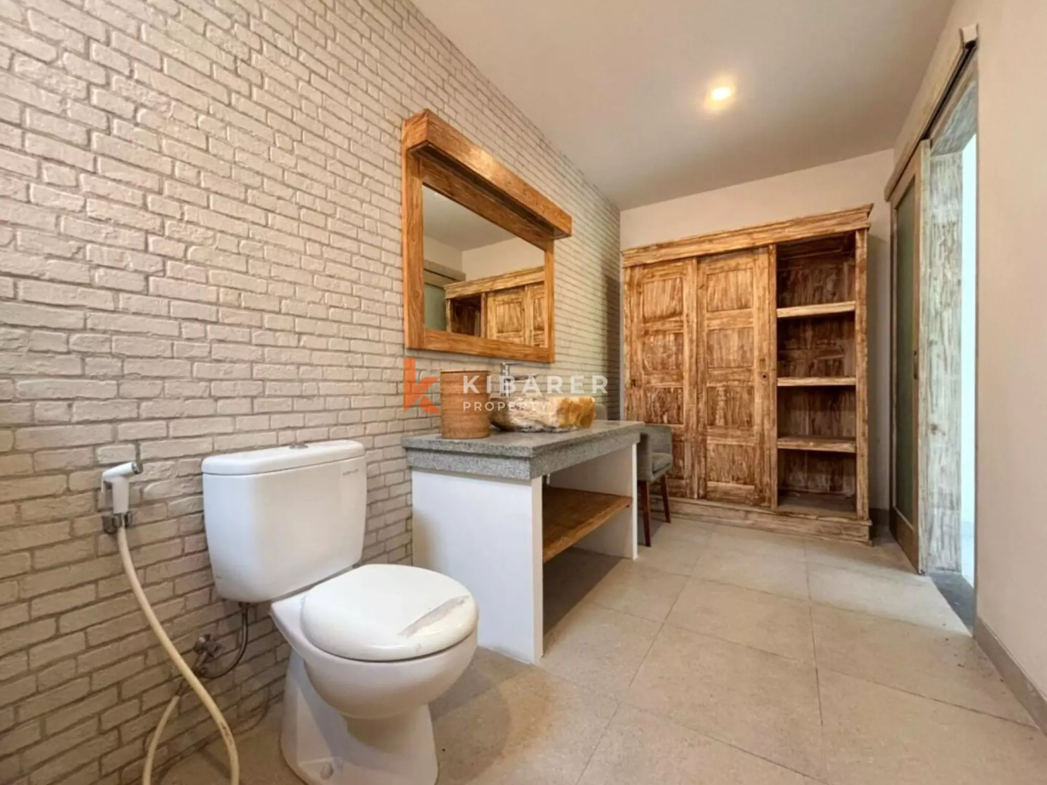 Villa Taman Tiga Kamar Tidur yang Tenang dengan Ruang Tamu Semi Furnished di Canggu