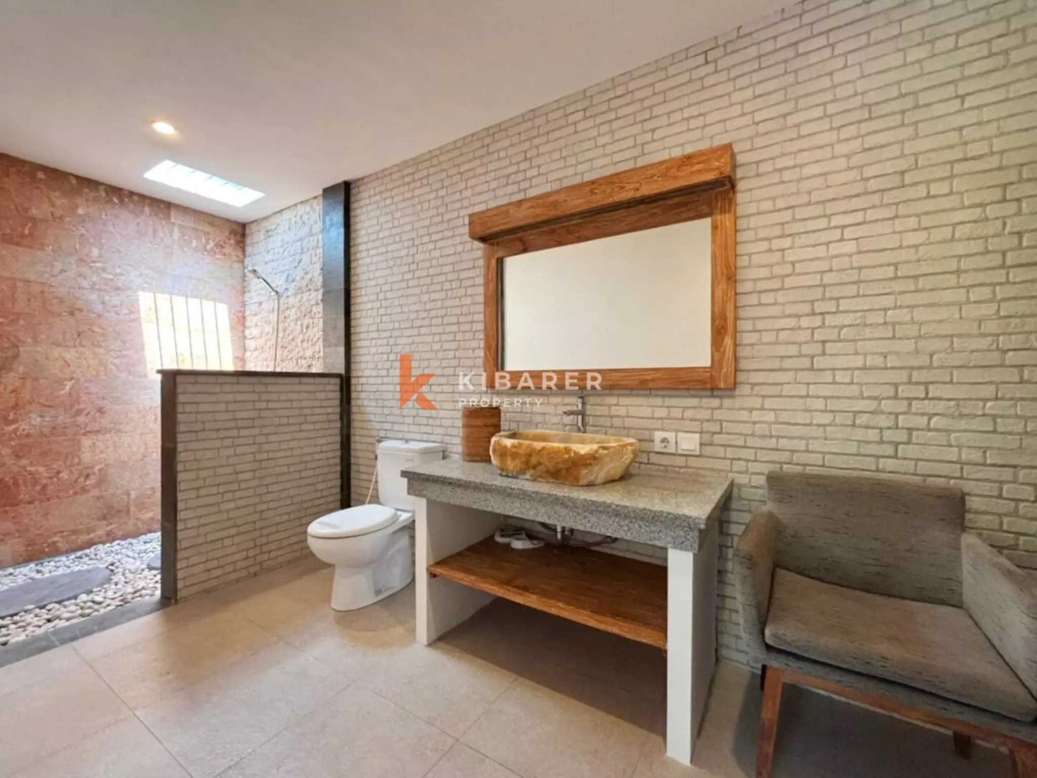 Villa Taman Tiga Kamar Tidur yang Tenang dengan Ruang Tamu Semi Furnished di Canggu