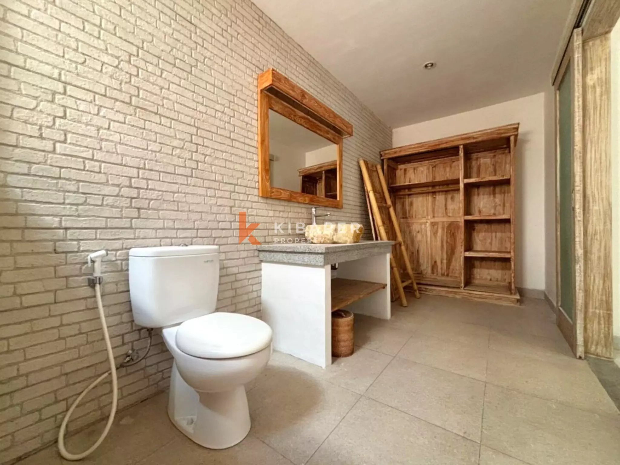 Villa Taman Tiga Kamar Tidur yang Tenang dengan Ruang Tamu Semi Furnished di Canggu