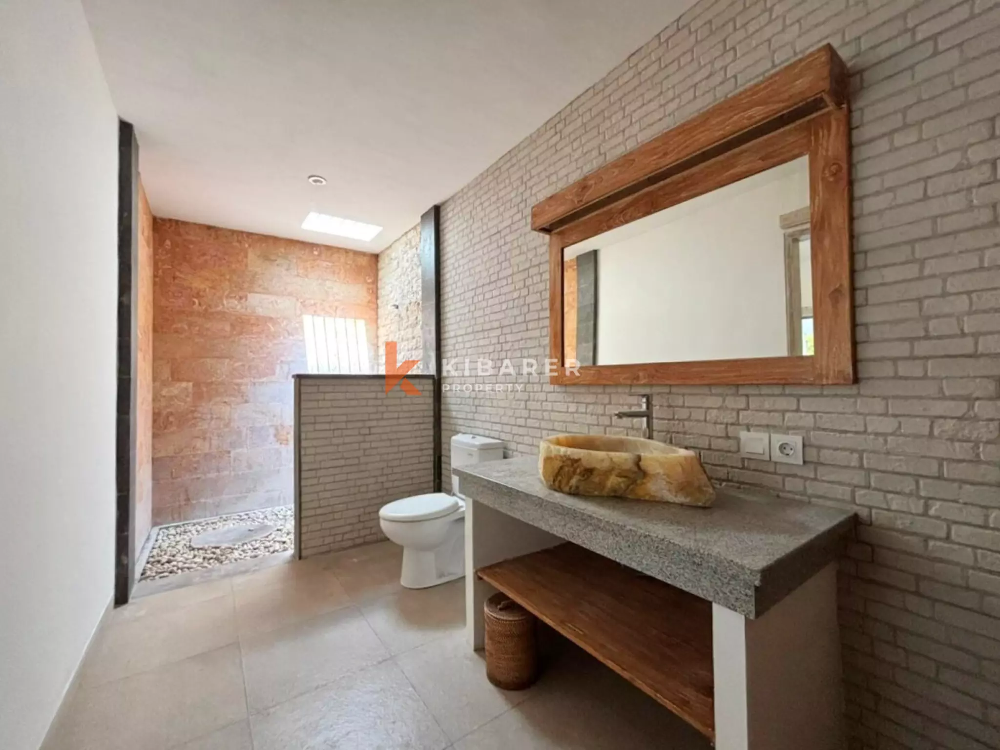 Villa Taman Tiga Kamar Tidur yang Tenang dengan Ruang Tamu Semi Furnished di Canggu