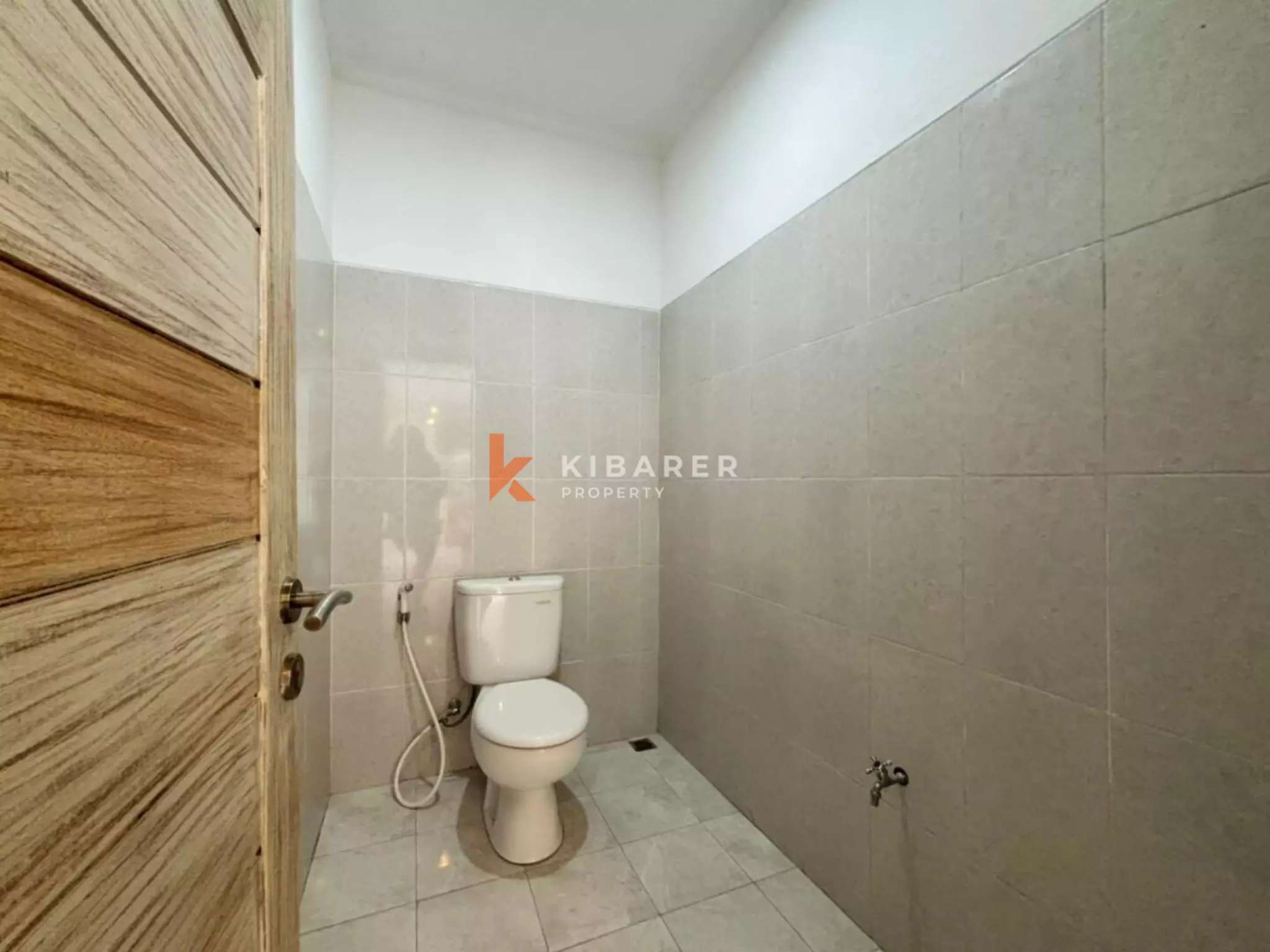 Villa Taman Tiga Kamar Tidur yang Tenang dengan Ruang Tamu Semi Furnished di Canggu