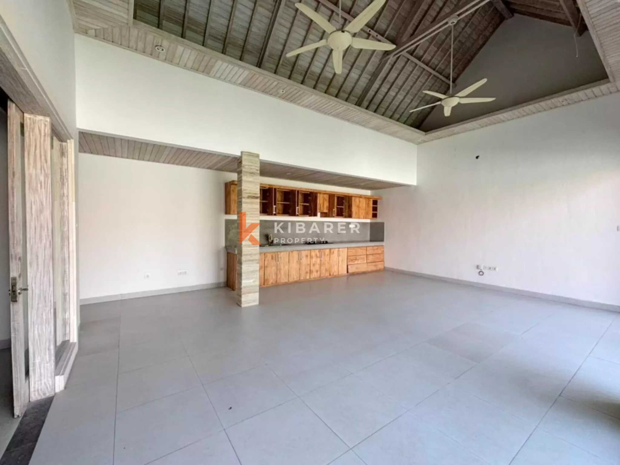 Villa Taman Tiga Kamar Tidur yang Tenang dengan Ruang Tamu Semi Furnished di Canggu