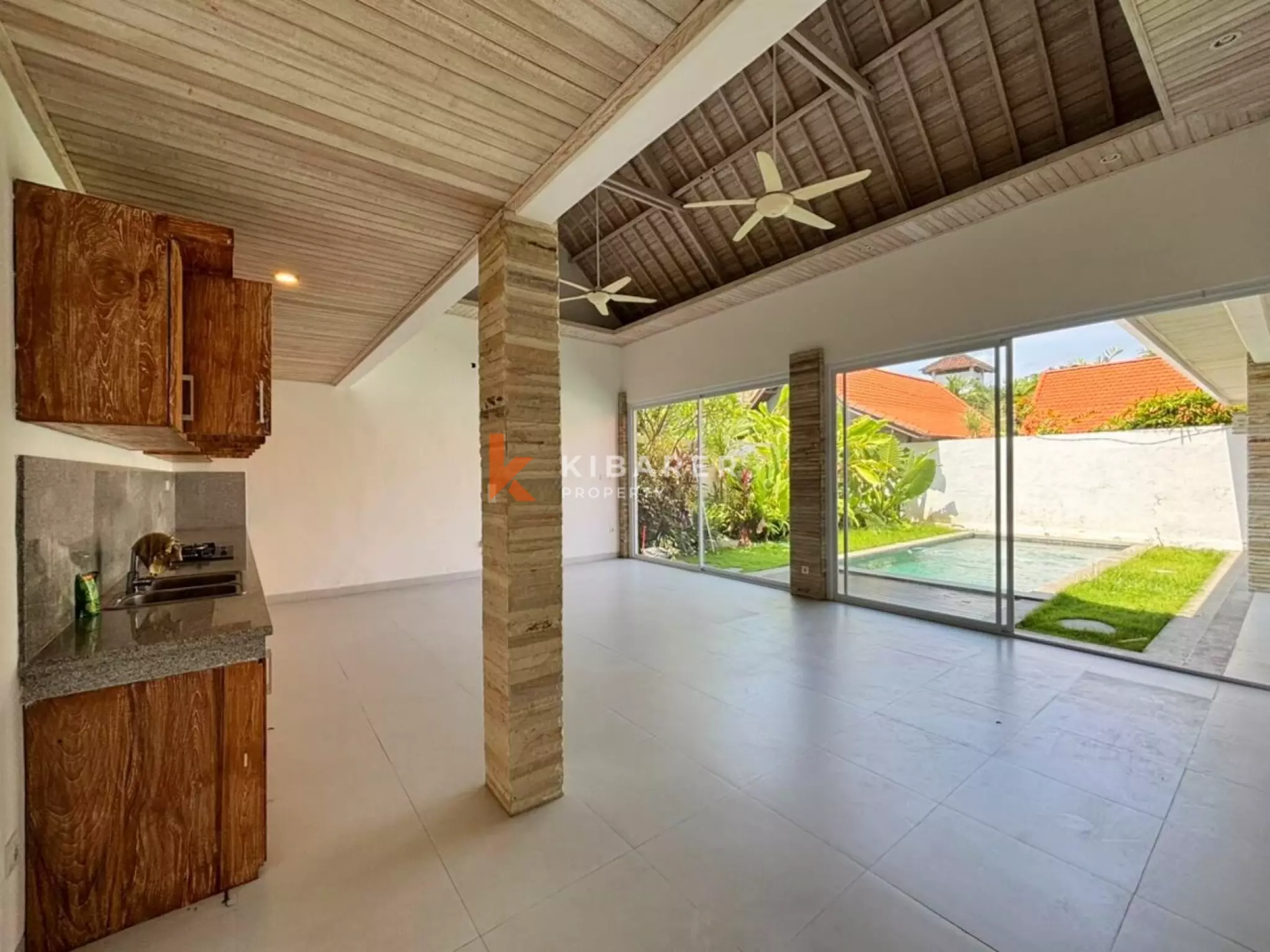 Villa Taman Tiga Kamar Tidur yang Tenang dengan Ruang Tamu Semi Furnished di Canggu