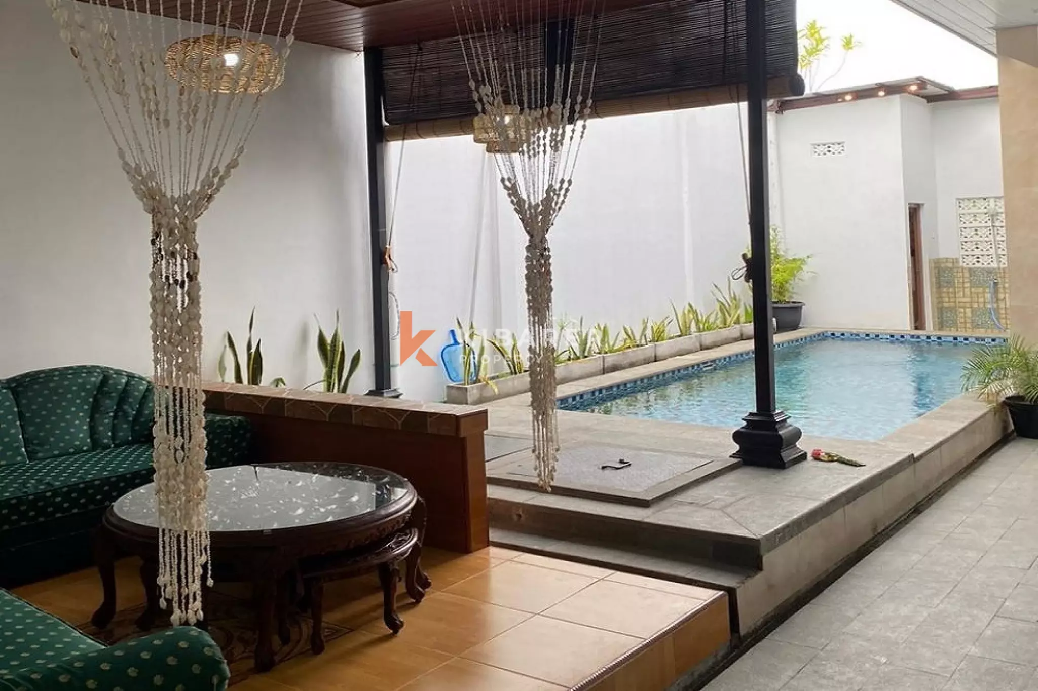 Vila Dua Kamar Tidur dengan Ruang Tamu Terbuka dan Perabot Lengkap di Tanah Lot Tabanan