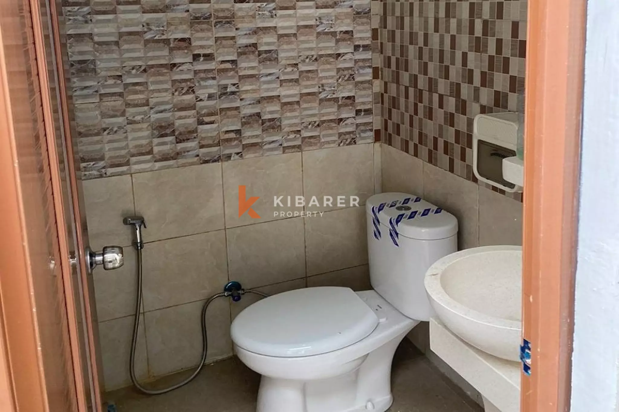 Vila Dua Kamar Tidur dengan Ruang Tamu Terbuka dan Perabot Lengkap di Tanah Lot Tabanan