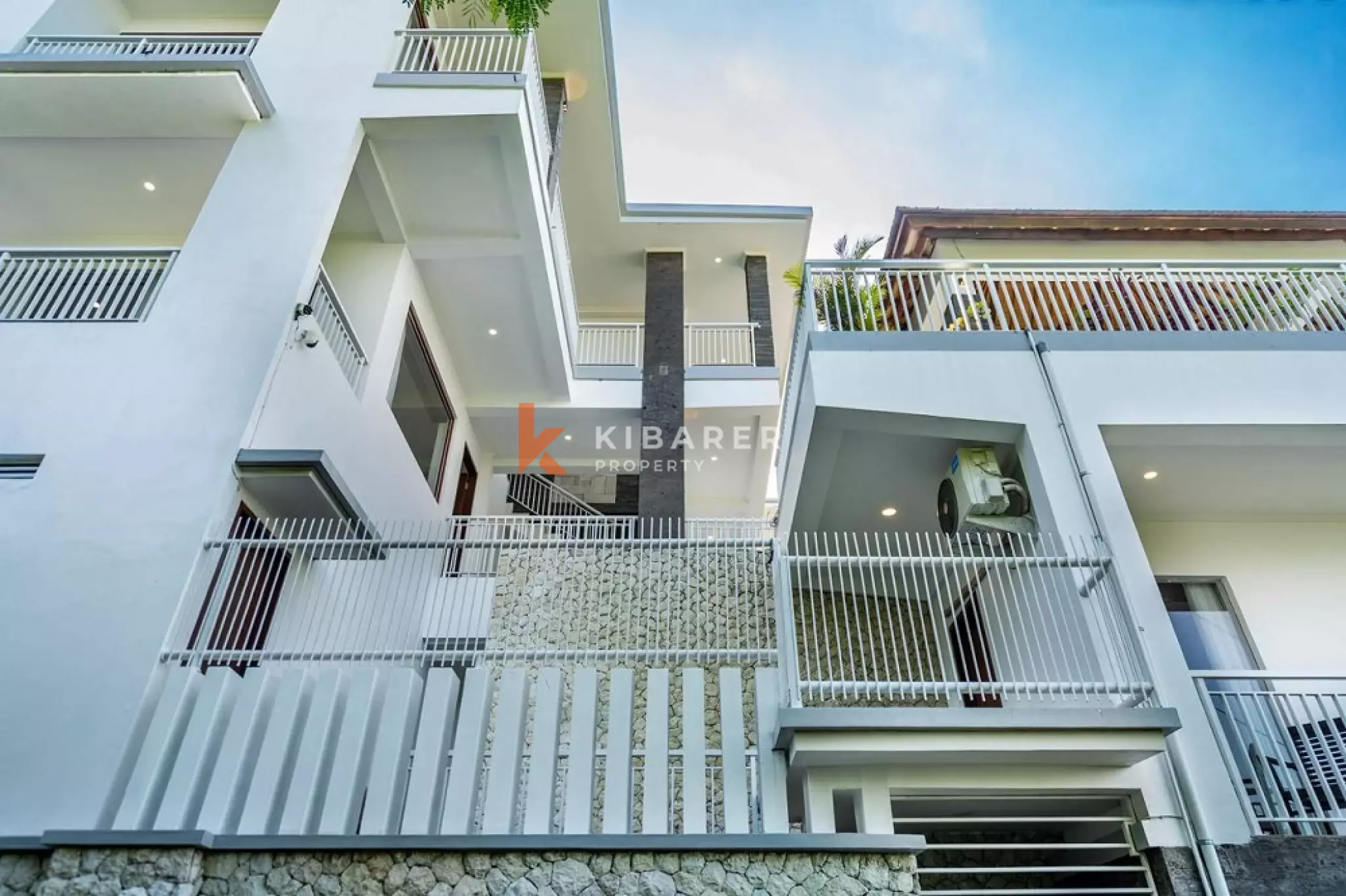 Vila Luas dengan Empat Kamar Tidur dan Pemandangan Laut di Ungasan