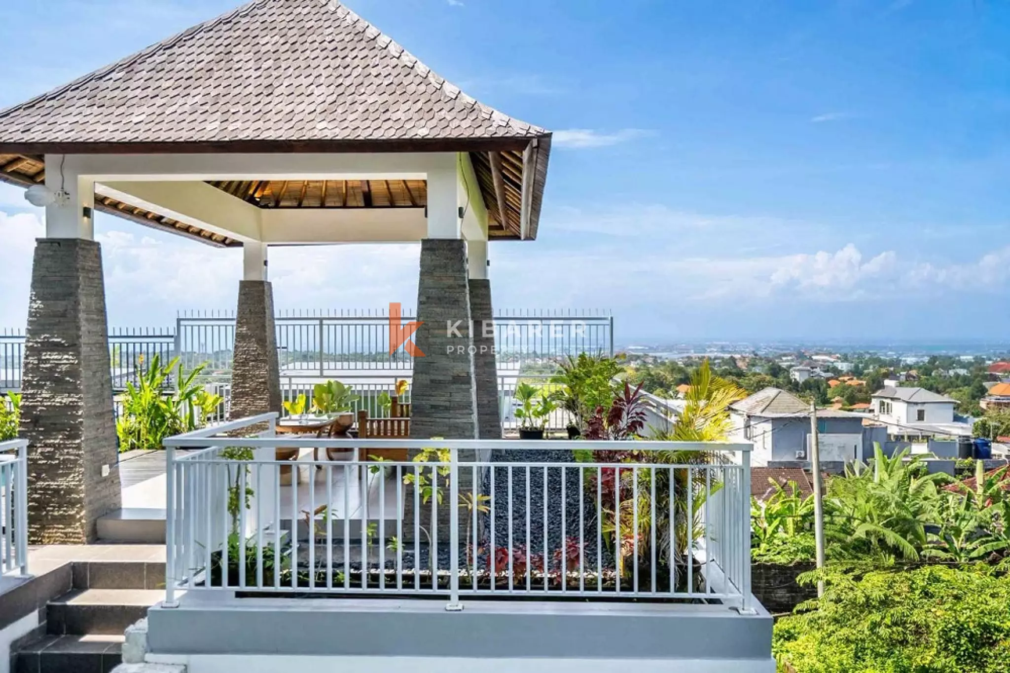 Vila Luas dengan Empat Kamar Tidur dan Pemandangan Laut di Ungasan