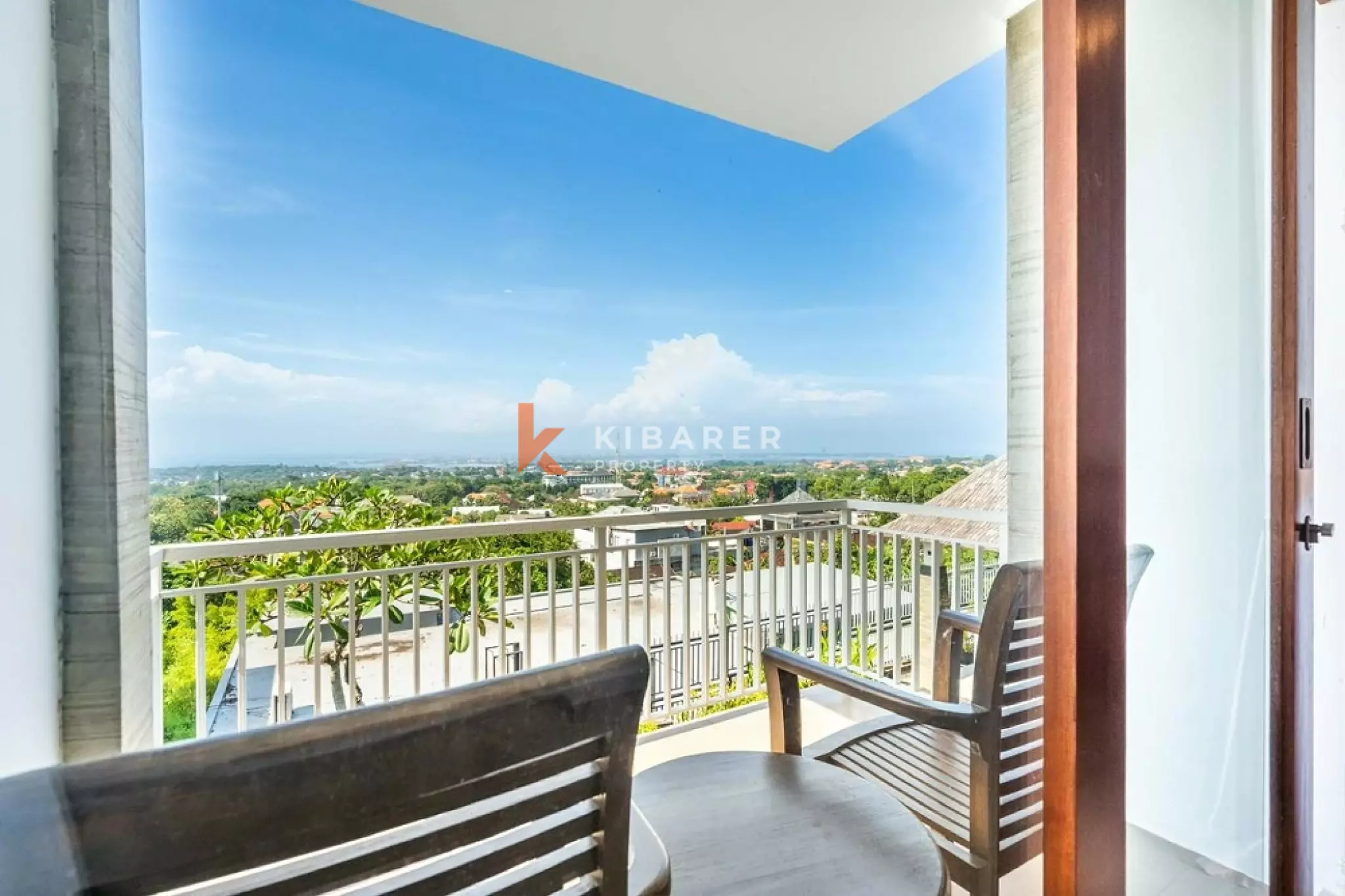 Vila Luas dengan Empat Kamar Tidur dan Pemandangan Laut di Ungasan