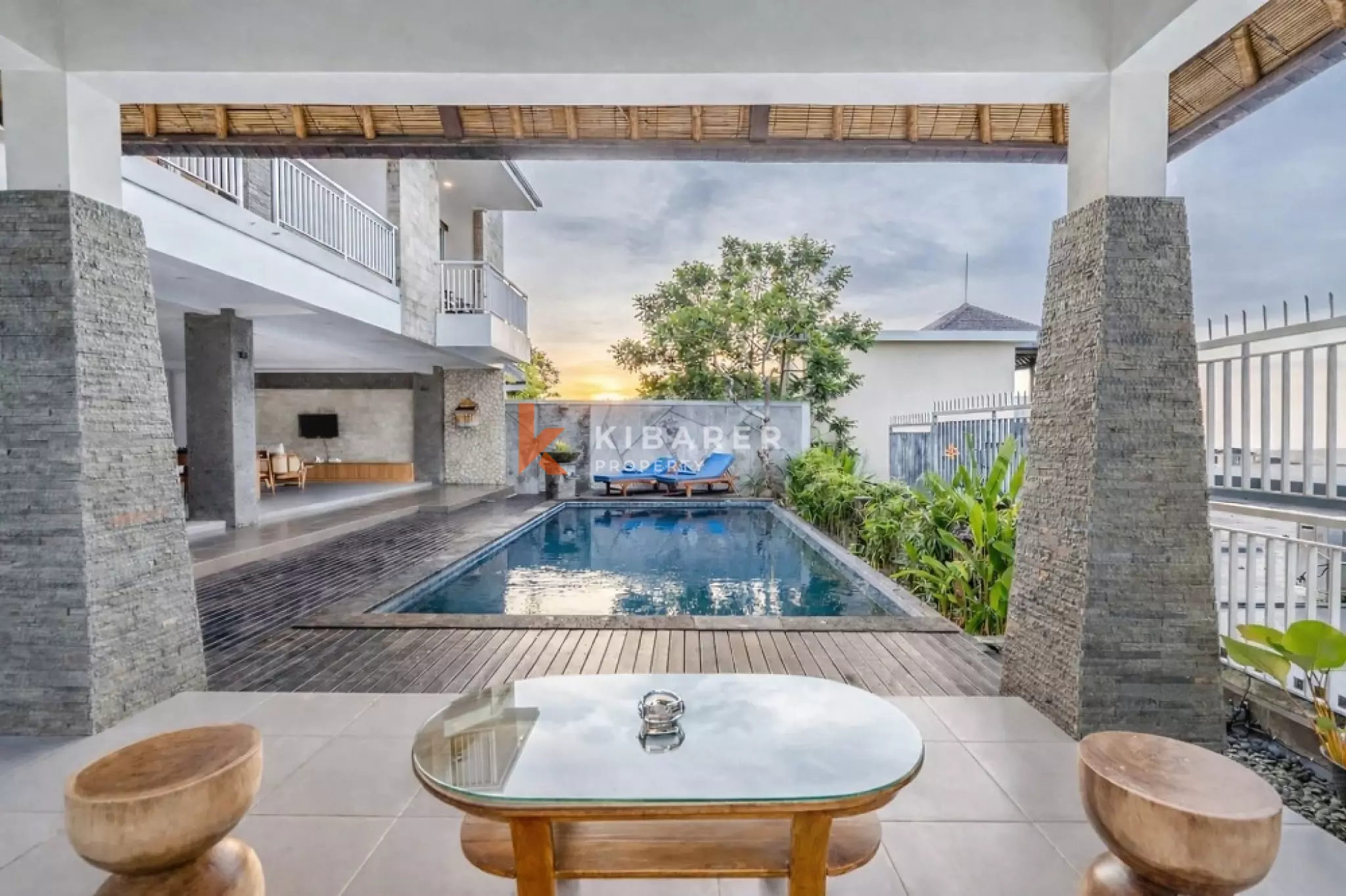 Vila Luas dengan Empat Kamar Tidur dan Pemandangan Laut di Ungasan