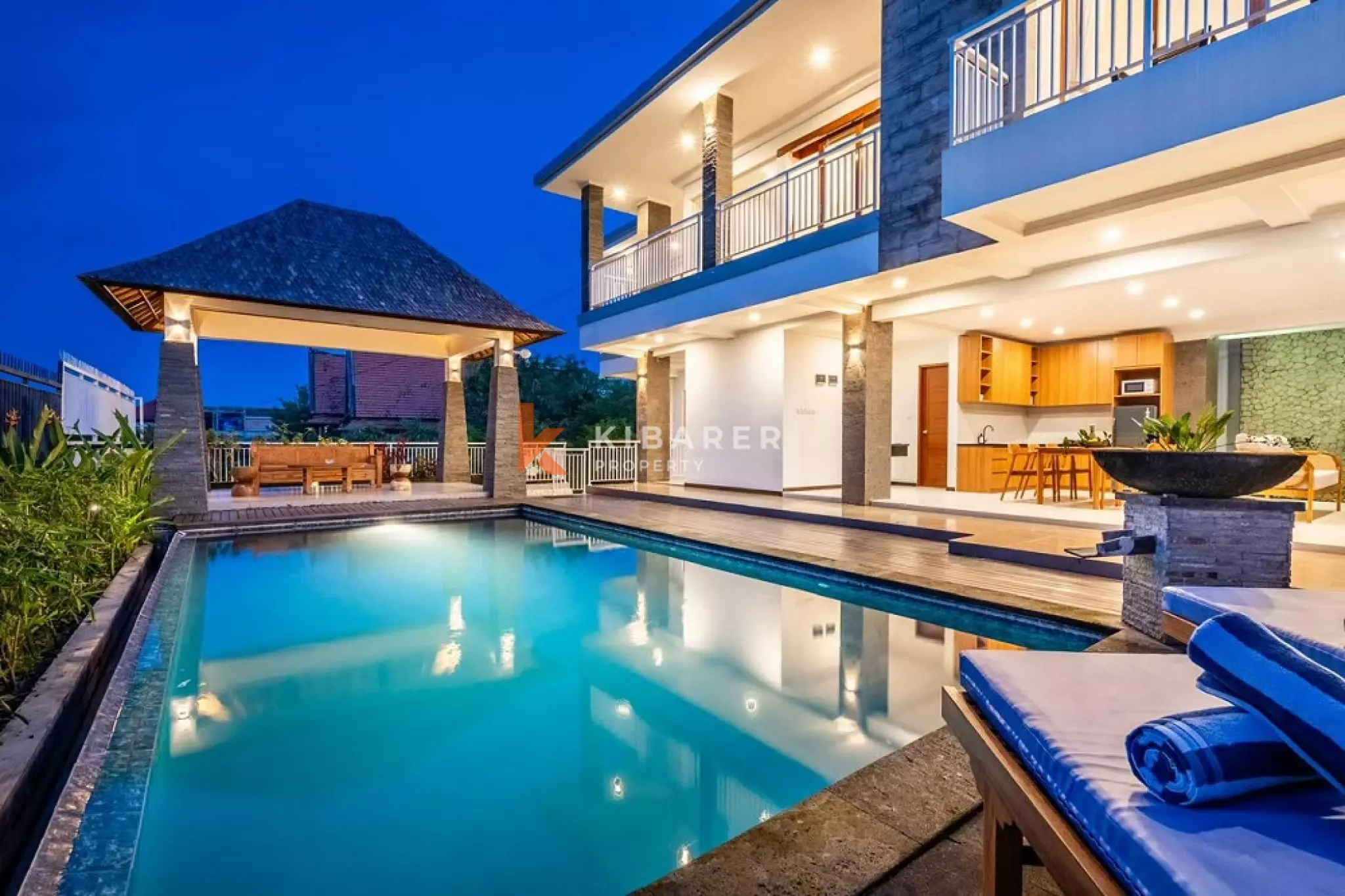 Vila Luas dengan Empat Kamar Tidur dan Pemandangan Laut di Ungasan