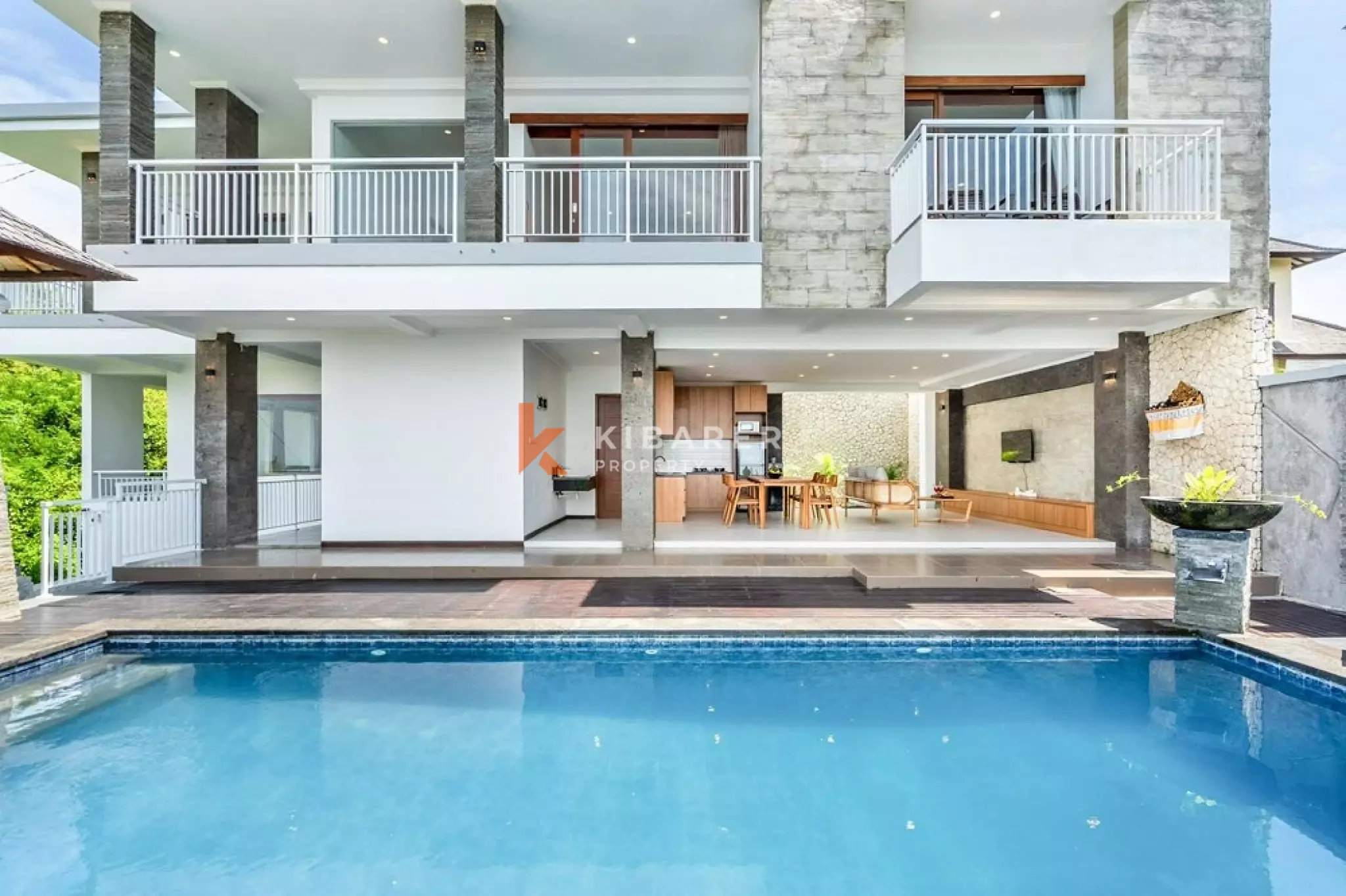 Vila Luas dengan Empat Kamar Tidur dan Pemandangan Laut di Ungasan