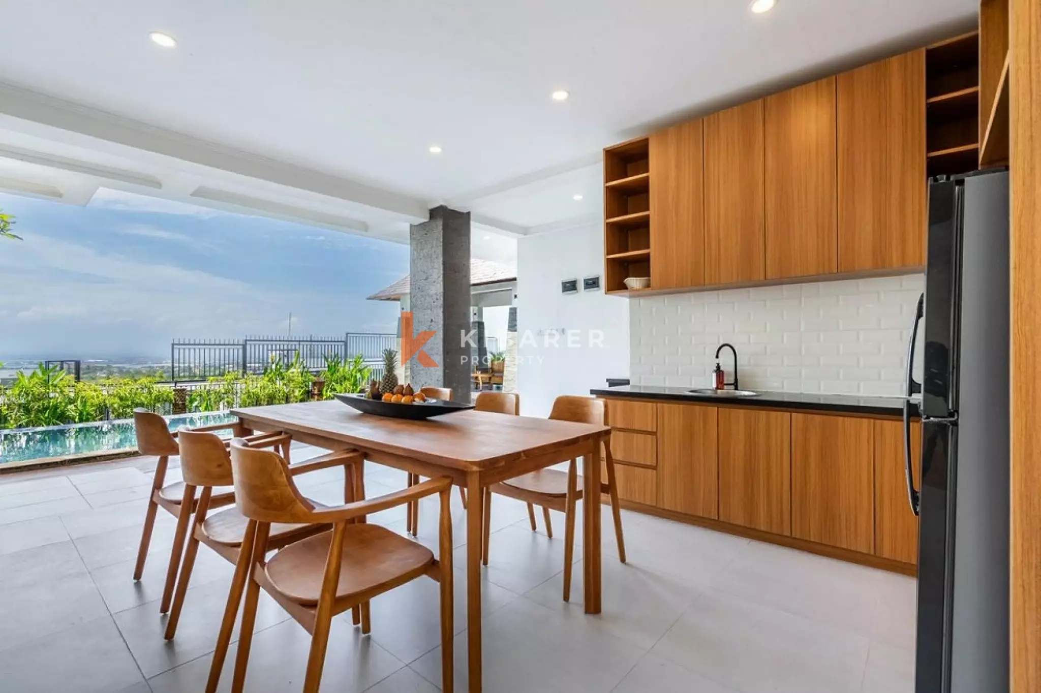 Vila Luas dengan Empat Kamar Tidur dan Pemandangan Laut di Ungasan