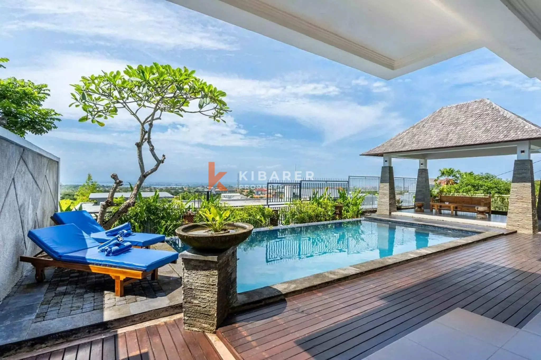 Vila Luas dengan Empat Kamar Tidur dan Pemandangan Laut di Ungasan