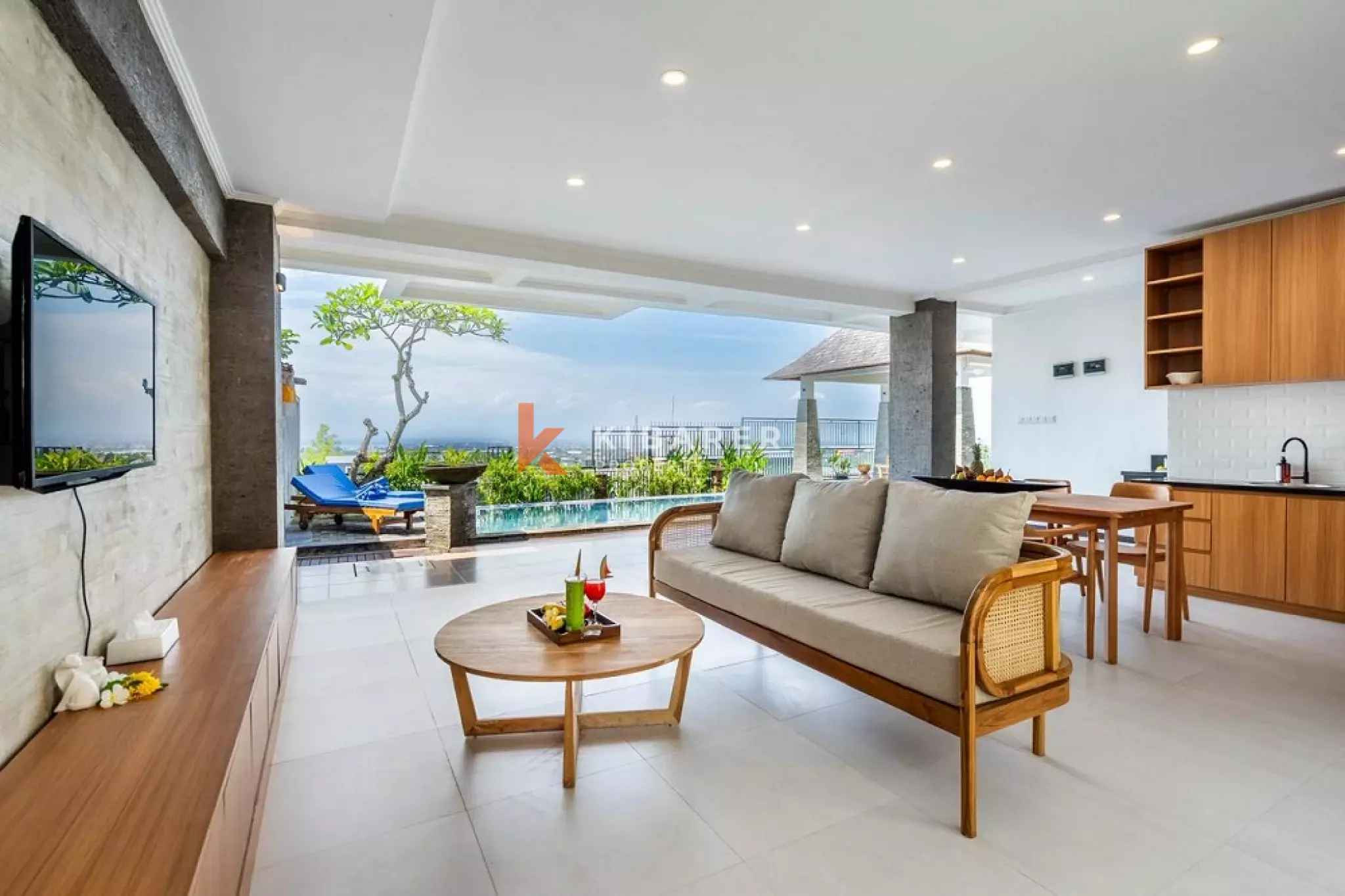 Vila Luas dengan Empat Kamar Tidur dan Pemandangan Laut di Ungasan