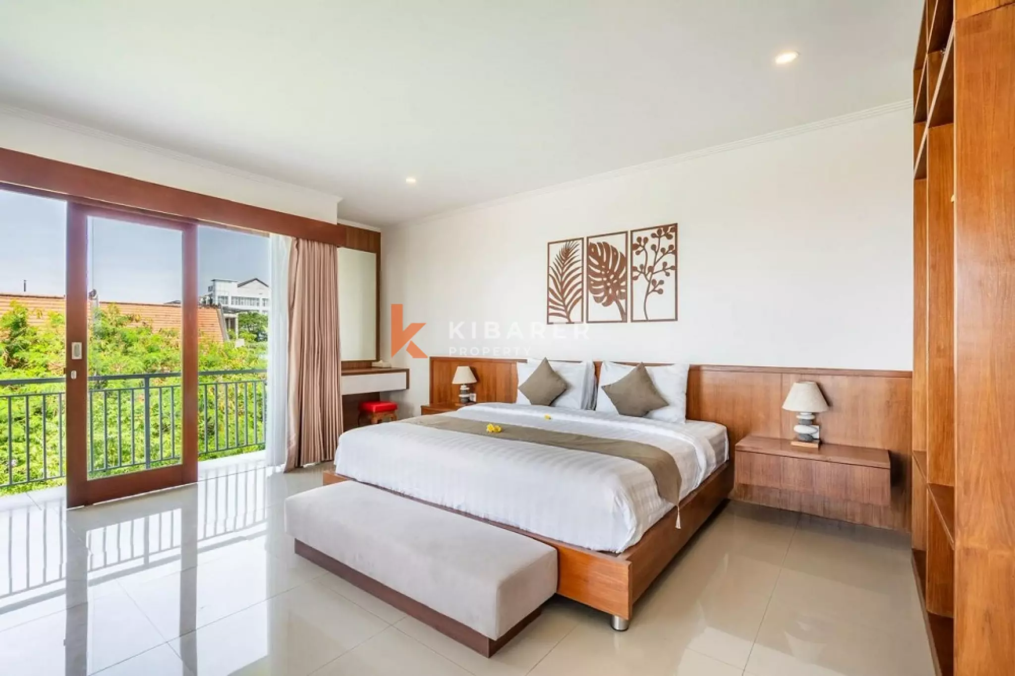 Vila Luas dengan Empat Kamar Tidur dan Pemandangan Laut di Ungasan