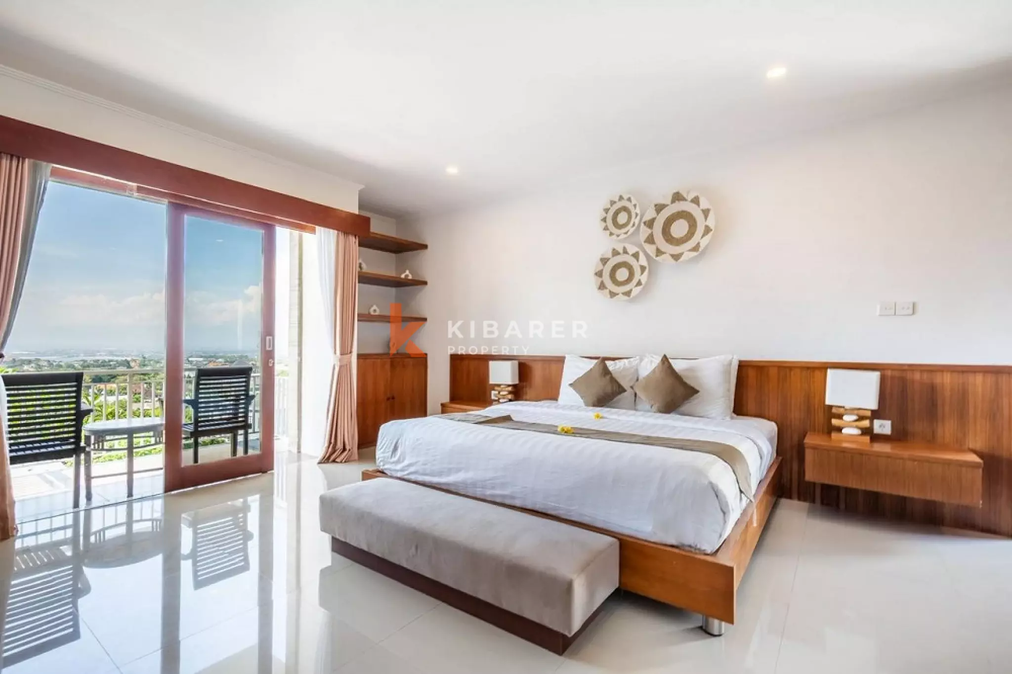 Vila Luas dengan Empat Kamar Tidur dan Pemandangan Laut di Ungasan