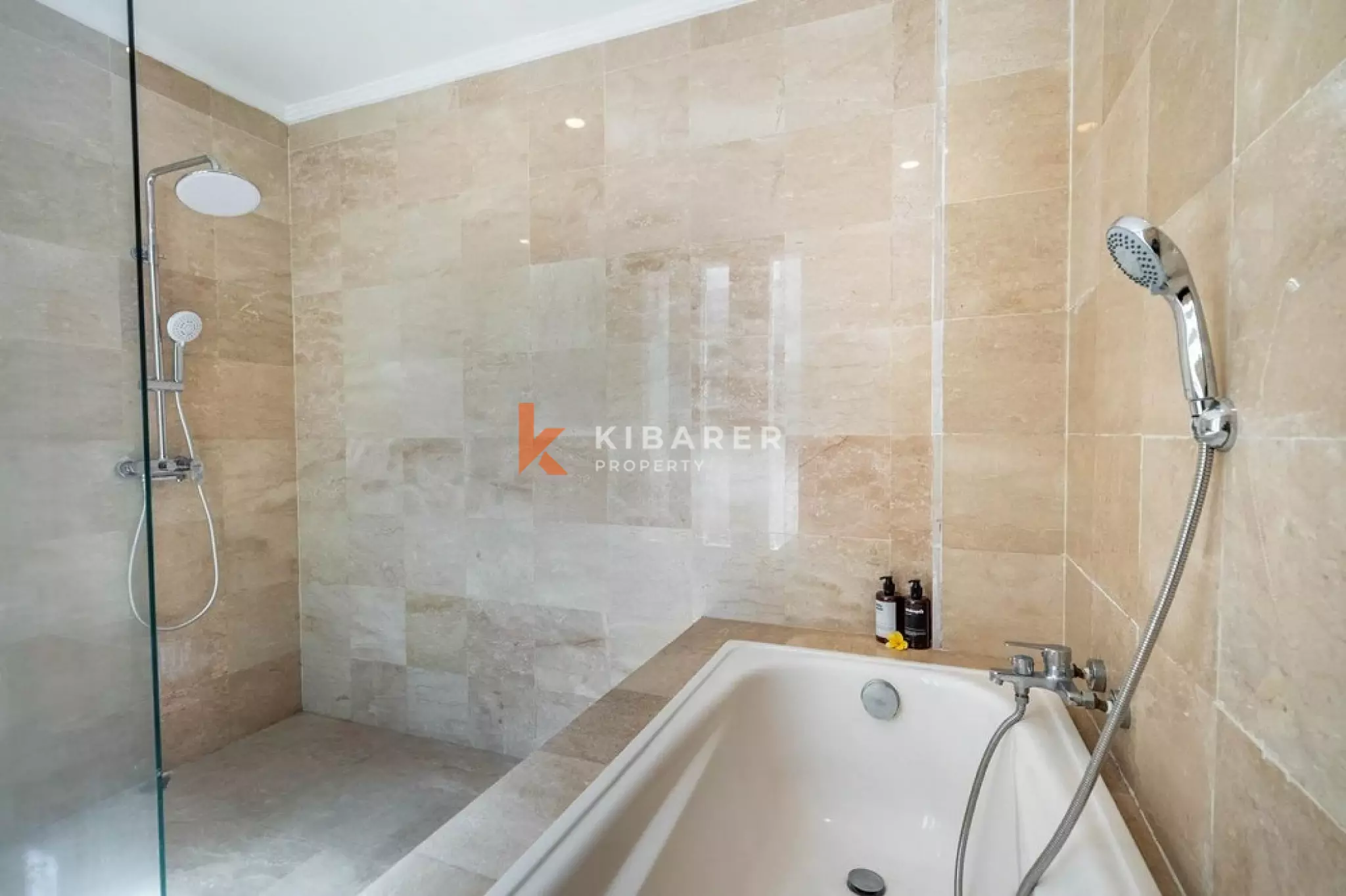 Vila Luas dengan Empat Kamar Tidur dan Pemandangan Laut di Ungasan