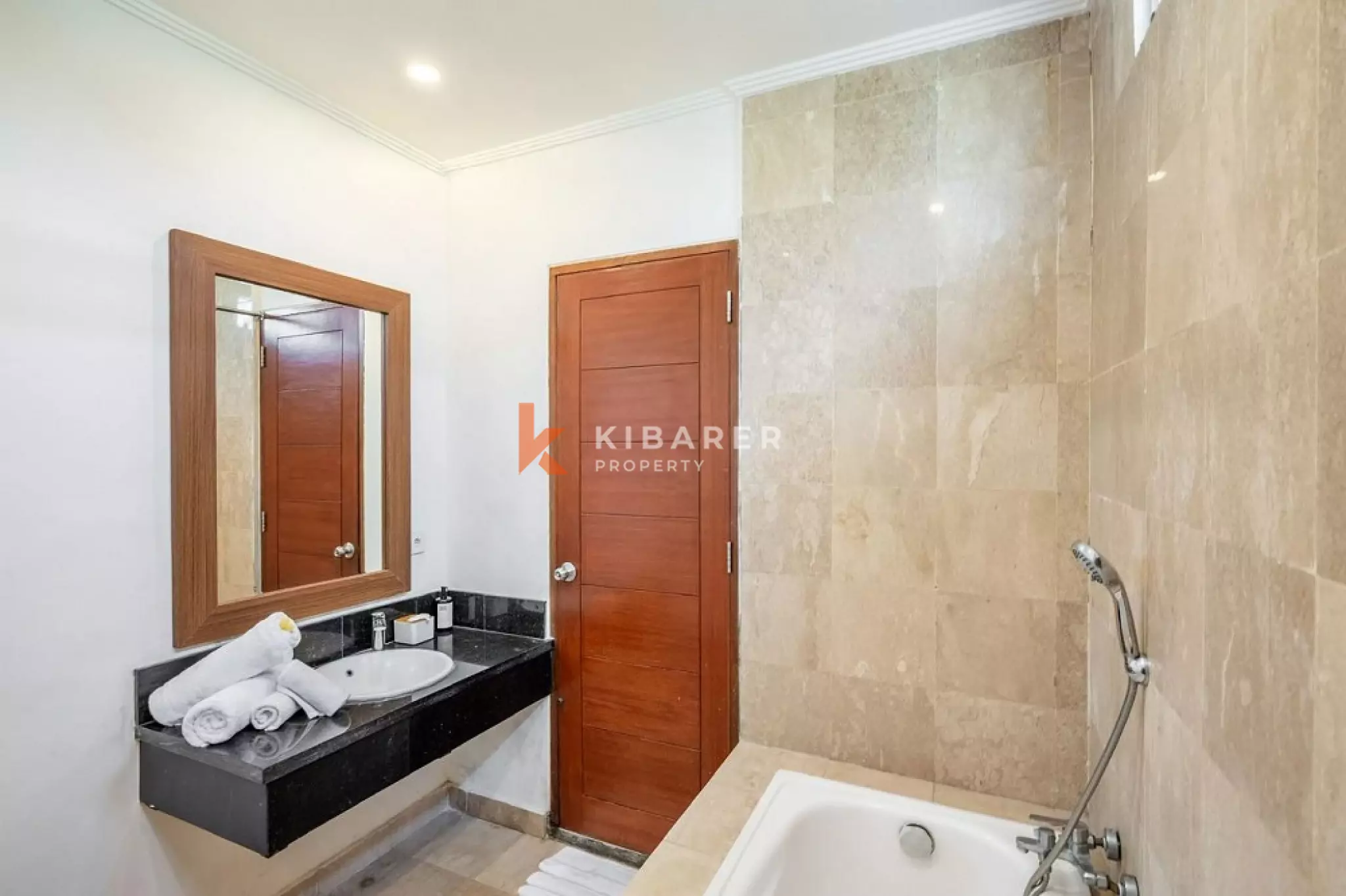 Vila Luas dengan Empat Kamar Tidur dan Pemandangan Laut di Ungasan