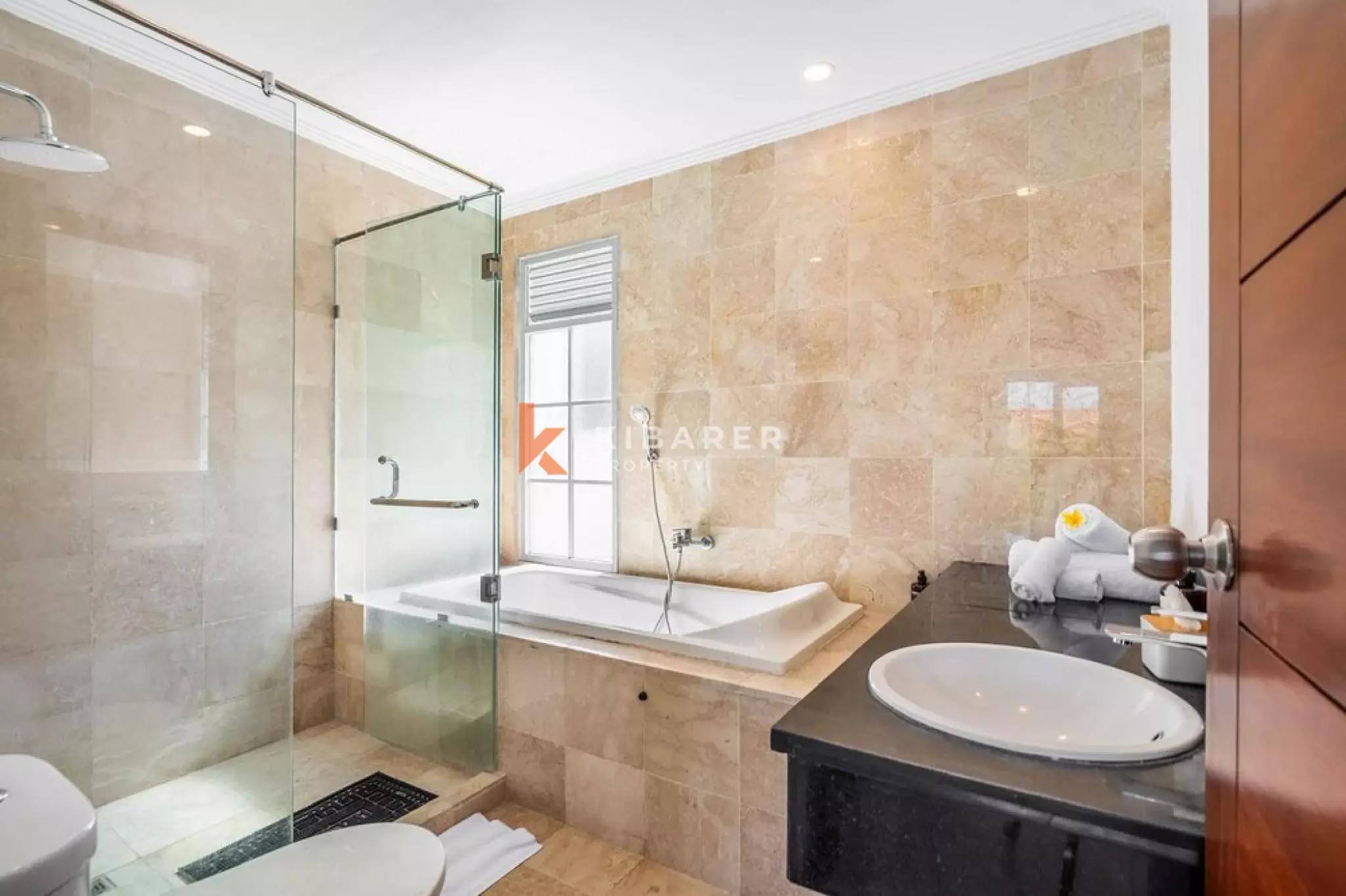 Vila Luas dengan Empat Kamar Tidur dan Pemandangan Laut di Ungasan