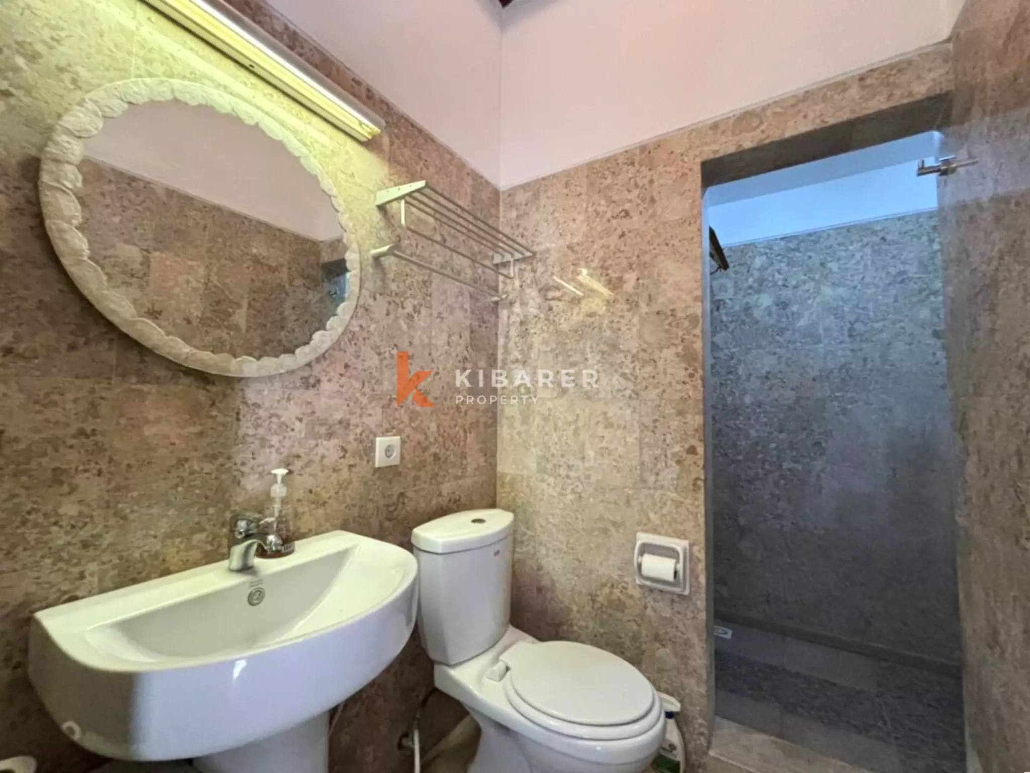 Vila Bergaya Bali Butik dengan Satu Kamar Tidur dan Kolam Renang Pribadi di Umalas