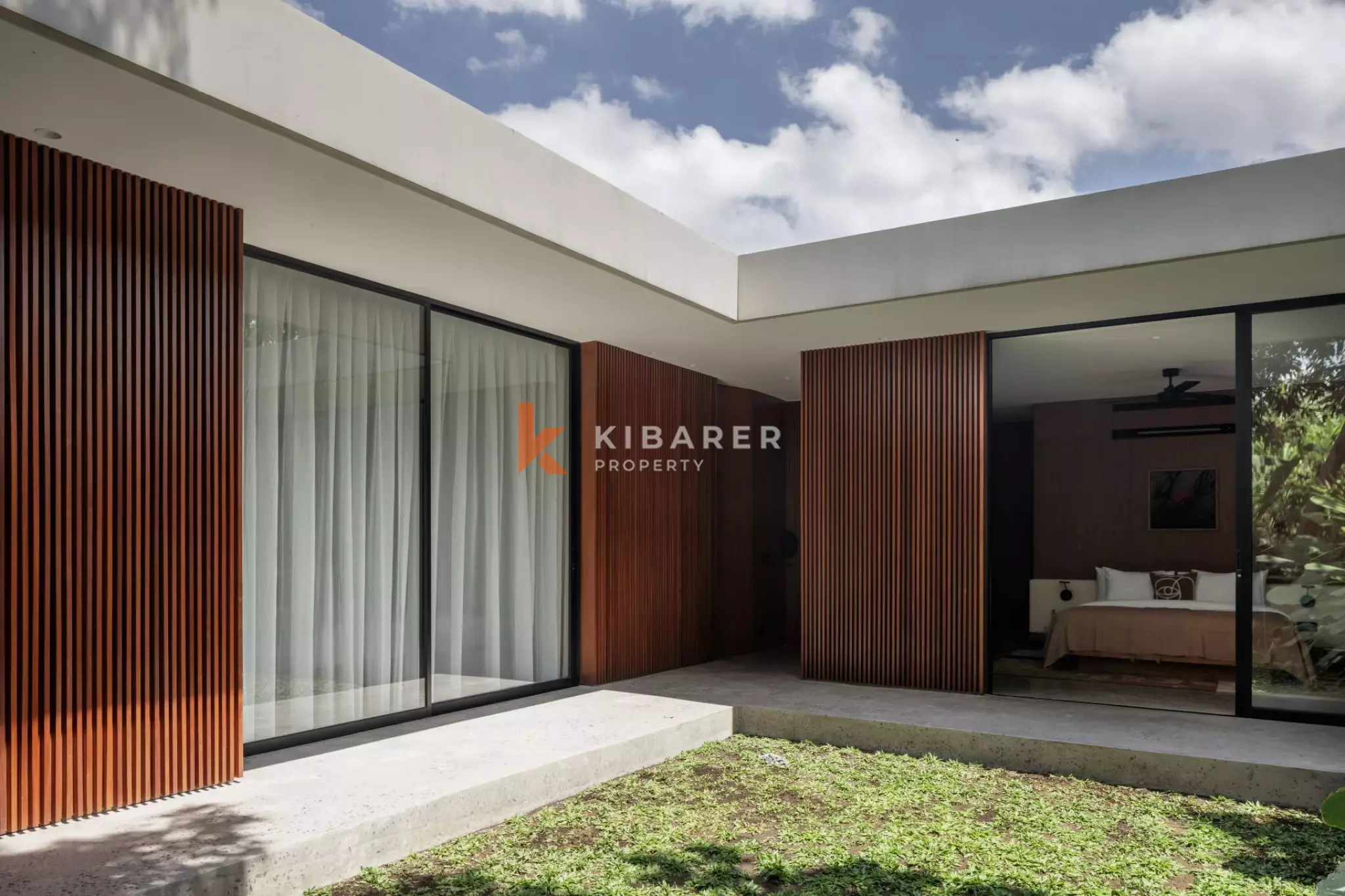 Villa Modern Dua Kamar Tidur di Canggu dengan Nuansa Ikonik LA Pertengahan Abad