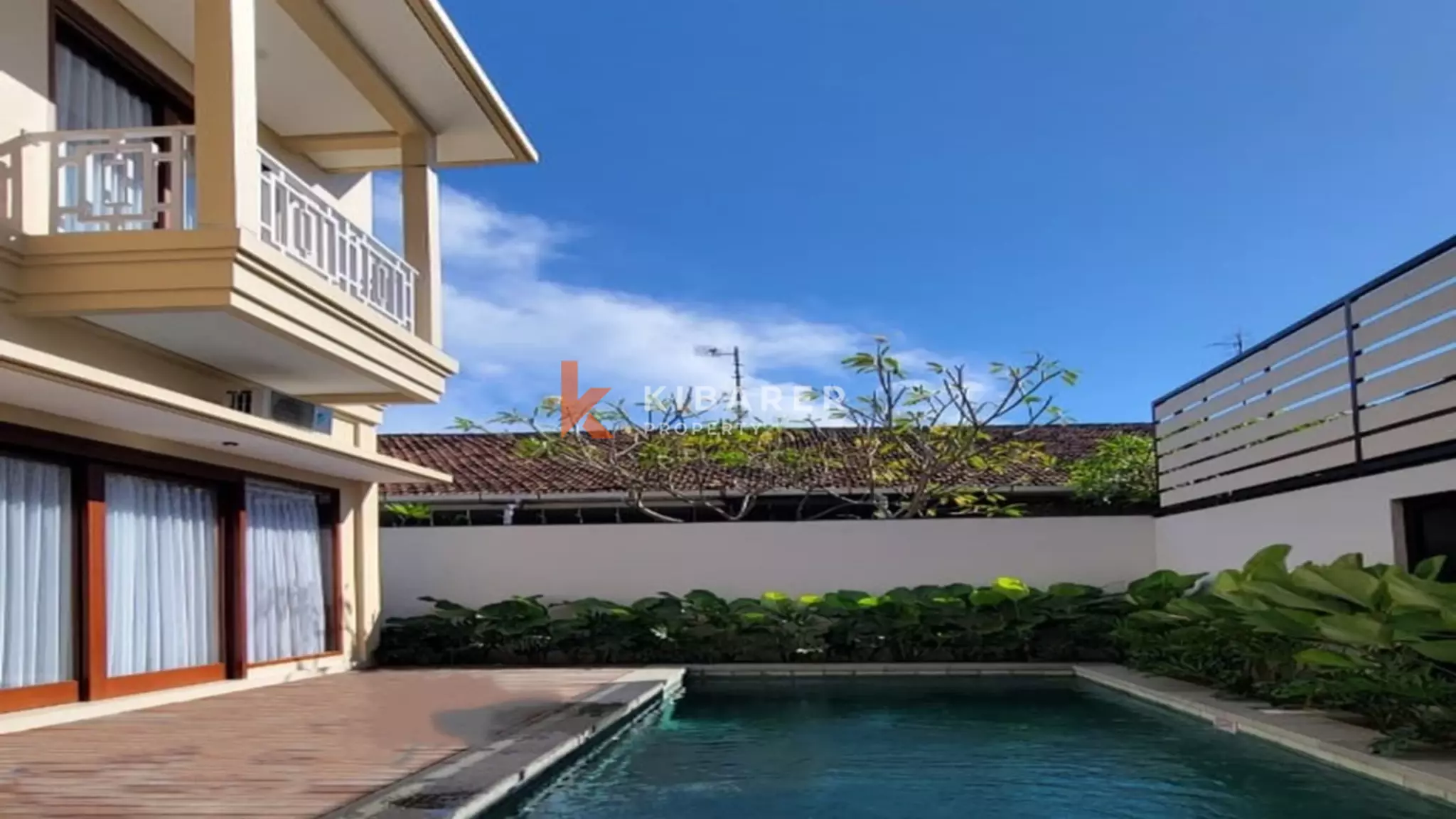 Vila Tropis Elegan dengan Tiga Kamar Tidur dan Kolam Renang Pribadi di Sanur