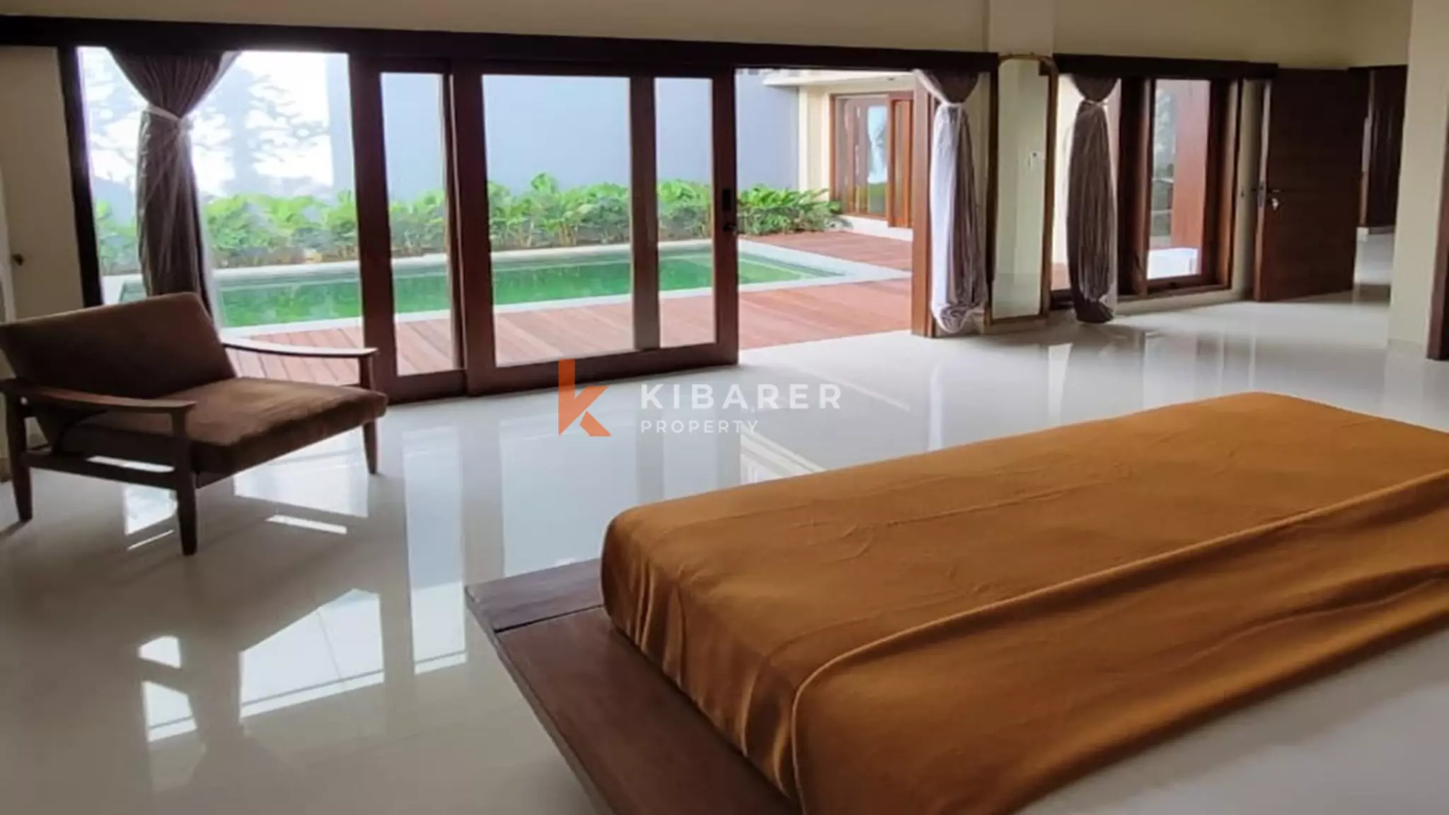 Vila Tropis Elegan dengan Tiga Kamar Tidur dan Kolam Renang Pribadi di Sanur