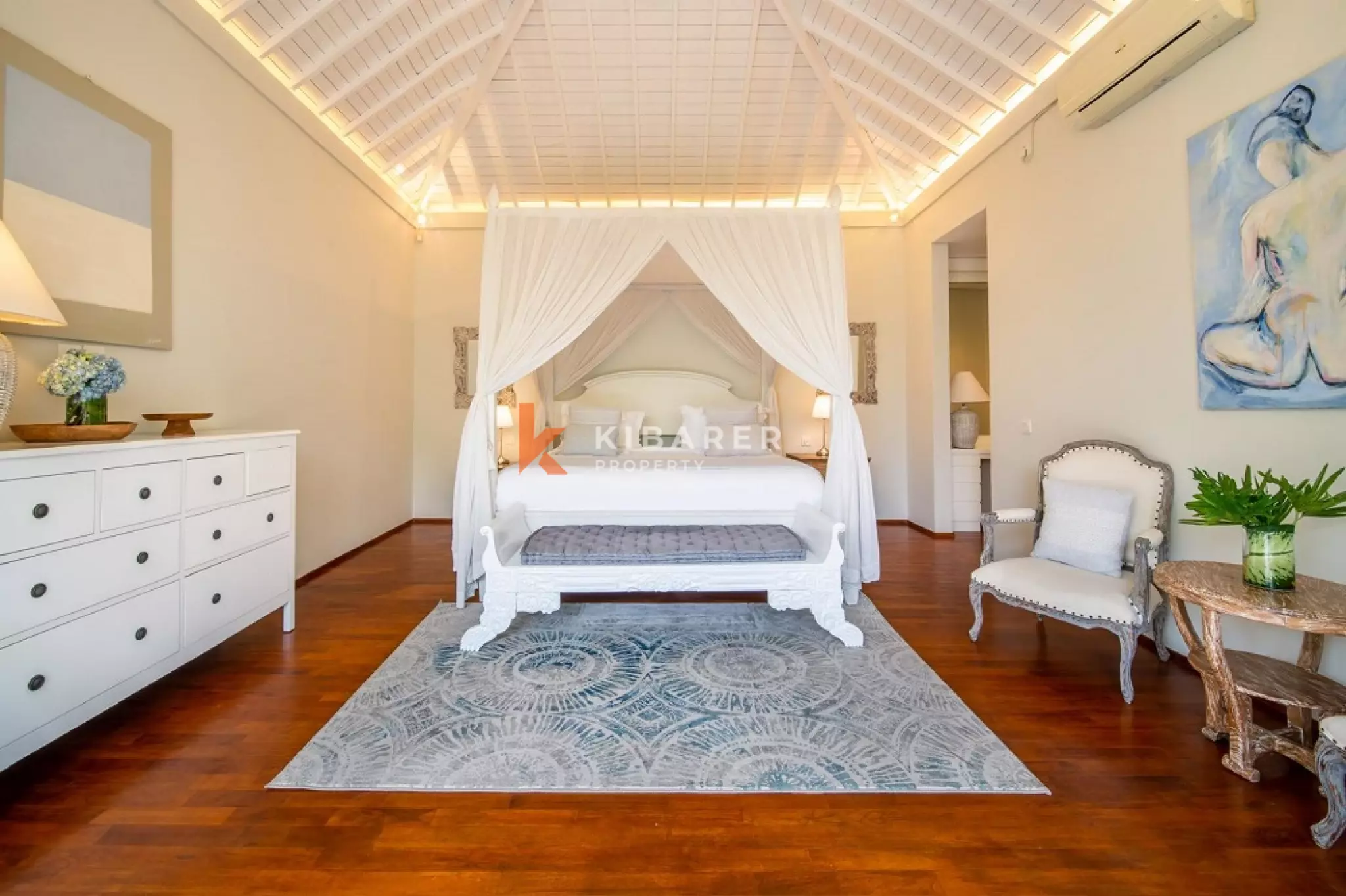 Luxury Spacious Four-Bedrooms Villa Walking Distance to Berawa Beach