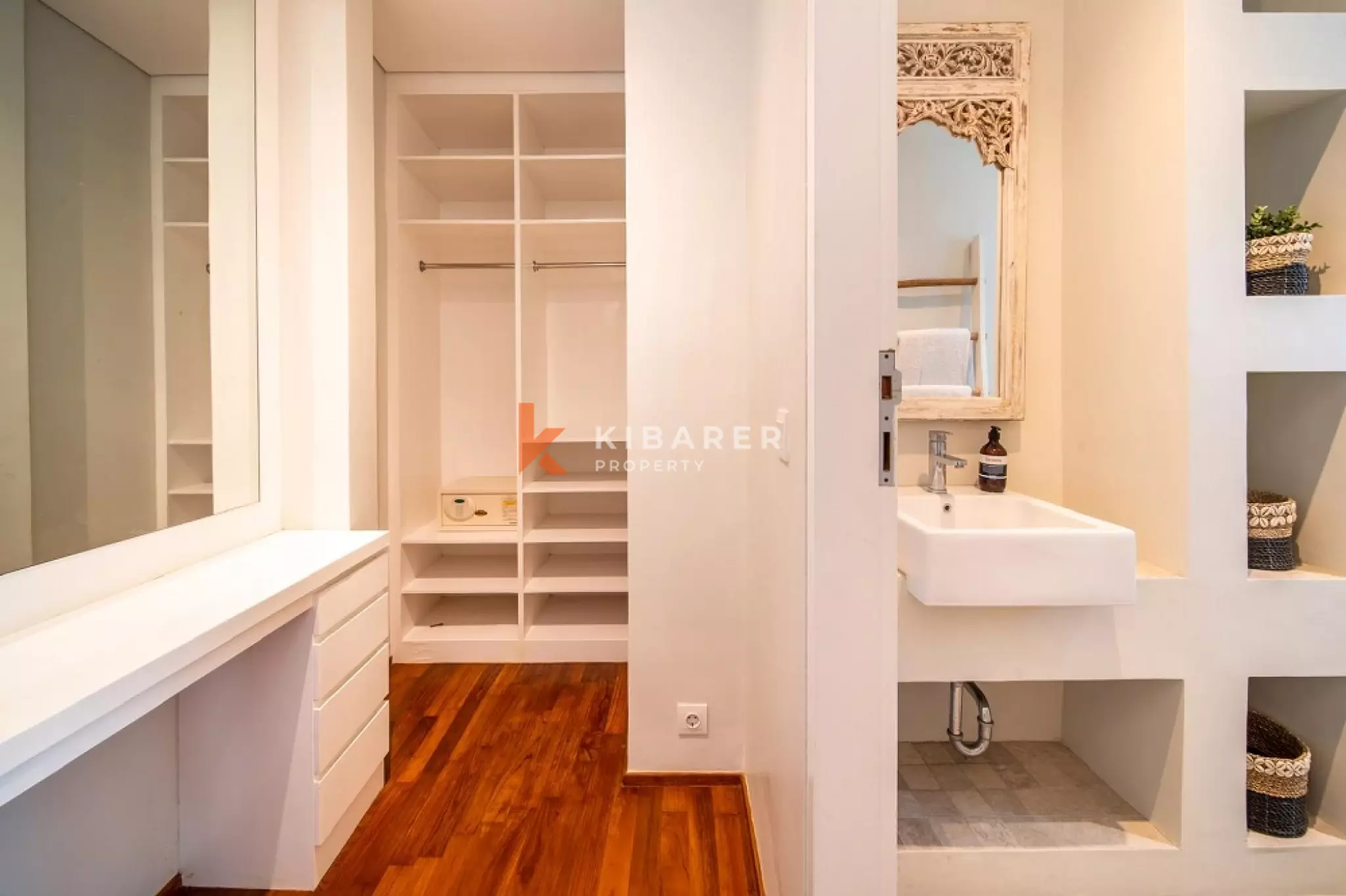 Luxury Spacious Four-Bedrooms Villa Walking Distance to Berawa Beach