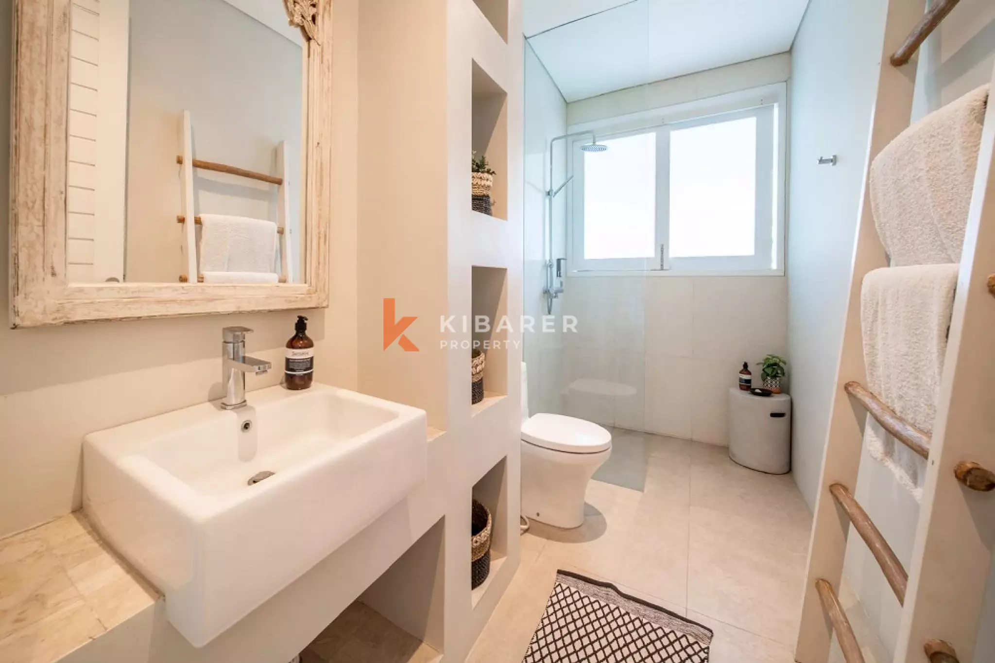 Luxury Spacious Four-Bedrooms Villa Walking Distance to Berawa Beach