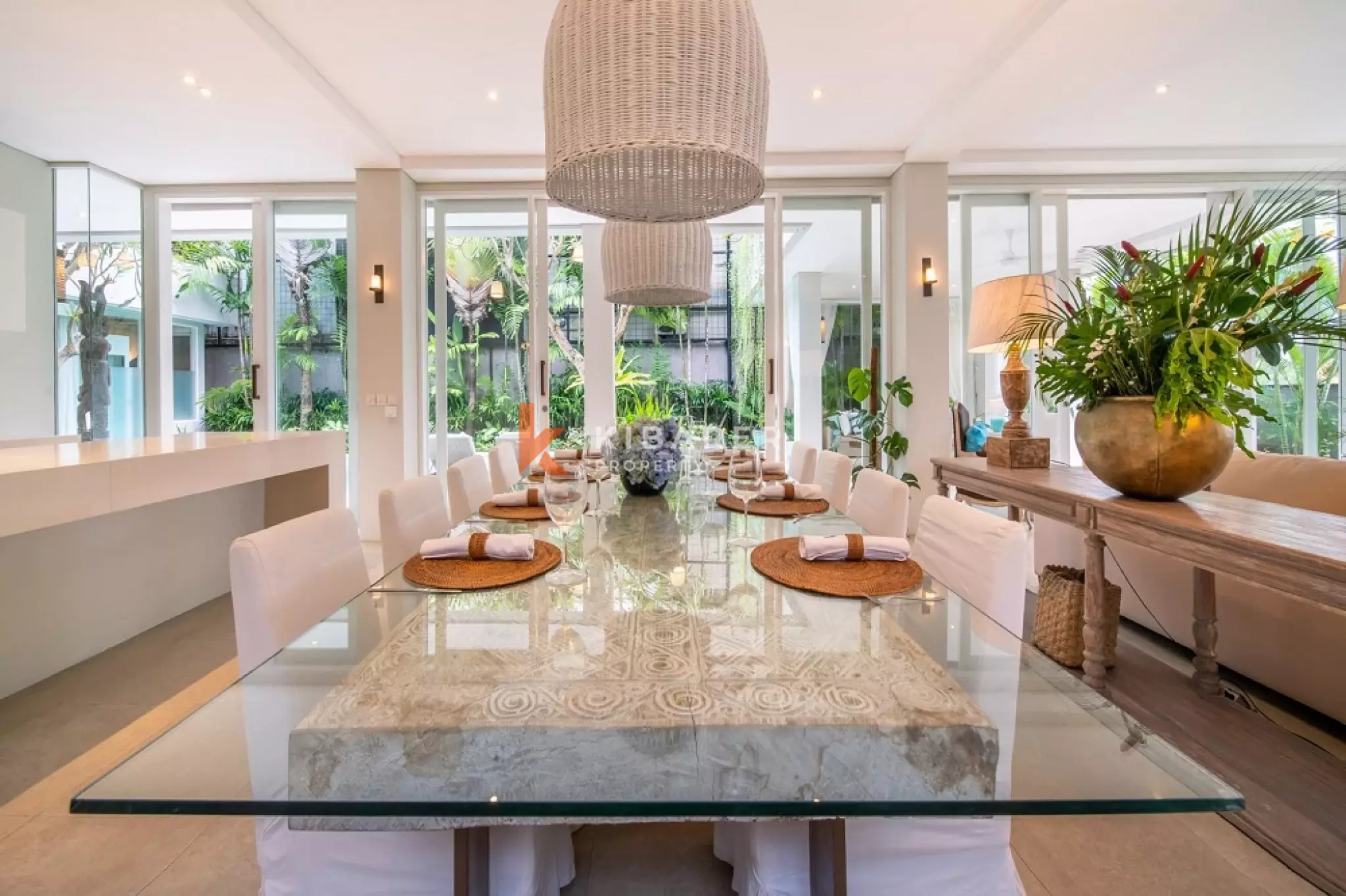 Luxury Spacious Four-Bedrooms Villa Walking Distance to Berawa Beach